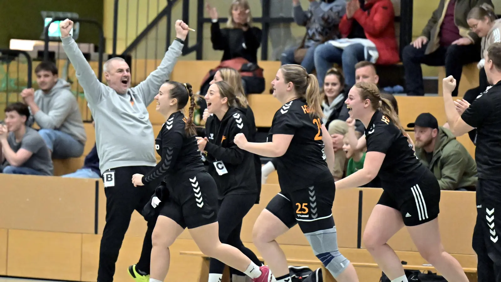 Riesengroß war der Jubel bei den Handballdamen der HG Amberg nach dem Heimsieg gegen den HC Erlangen II. (Bild: Hubert Ziegler)