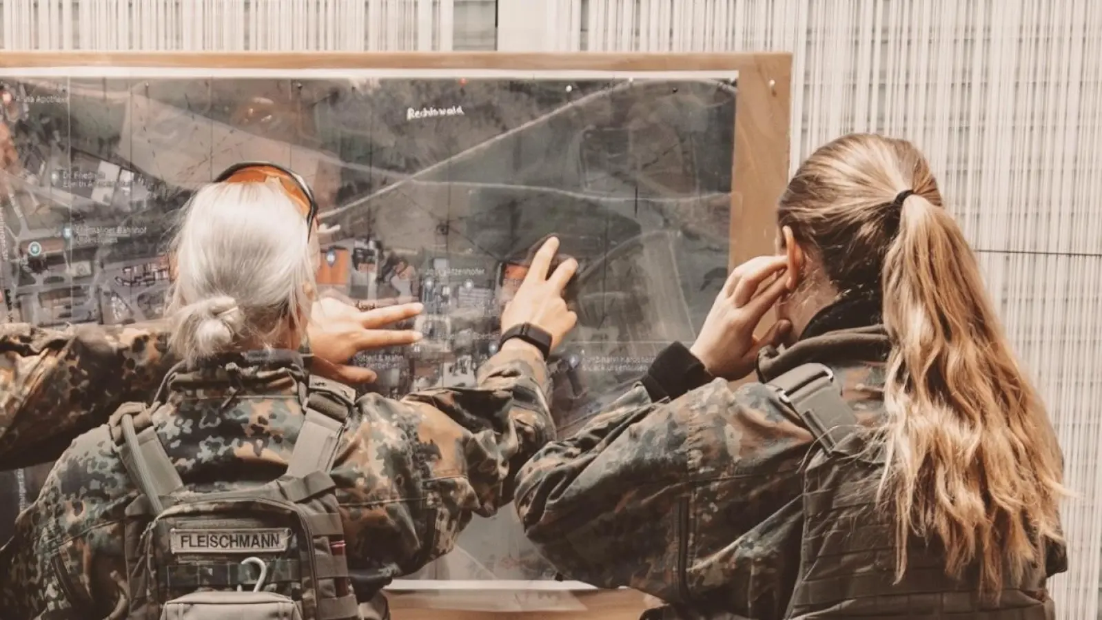 Katharina Fleischmann (links) ist IT-Feldwebel. Sie bereitet unter anderem bei Einsätzen im Vorfeld die Infrastruktur für ihre Kompanie vor. (Bild: Katharina Fleischmann)