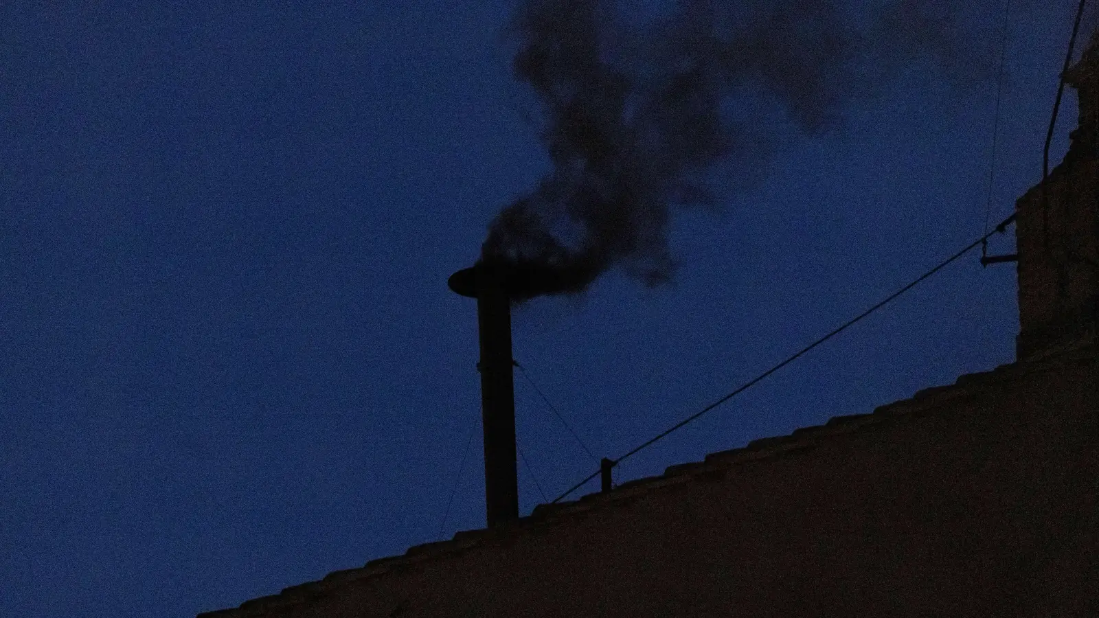 Vatikan, Vatikanstadt: Schwarzer Rauch quillt aus dem Schornstein der Sixtinischen Kapelle. Beim Konklave im Vatikan haben sich die Kardinäle im ersten Wahlgang nicht auf einen neuen Papst einigen können. (Bild: Oliver Weiken)