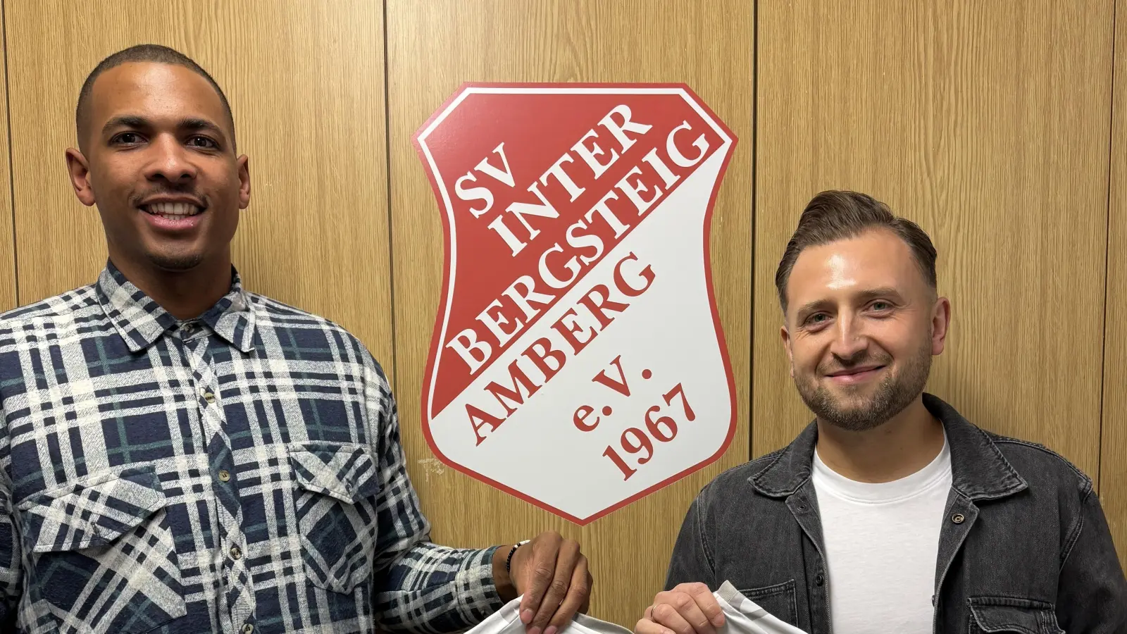 Julian Ceesay (links) und Helmut Jurek, die beiden Trainer der Bezirksligamannschaft des SV Inter Bergsteig, haben ihre Verträge um ein Jahr verlängert. (Bild: SV Inter Bergsteig)