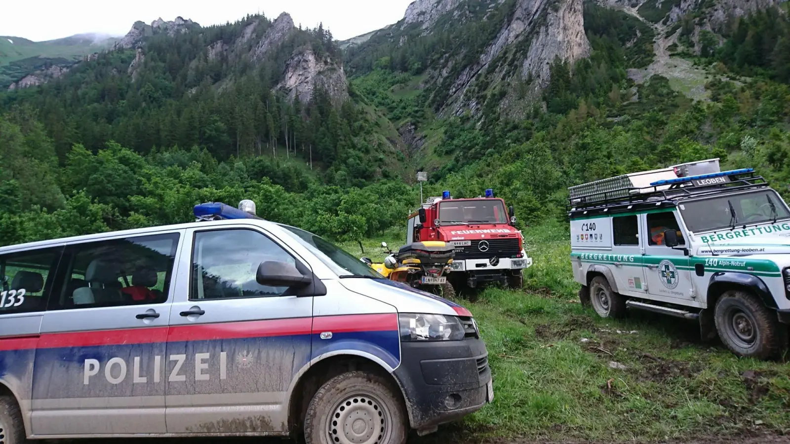 Vor den Augen seiner Wandergruppe ist ein Deutscher in Österreich in den Tod gestürzt. (Symbolbild) (Bild: Roland Theny/Filmteam-Austria/apa/dpa)