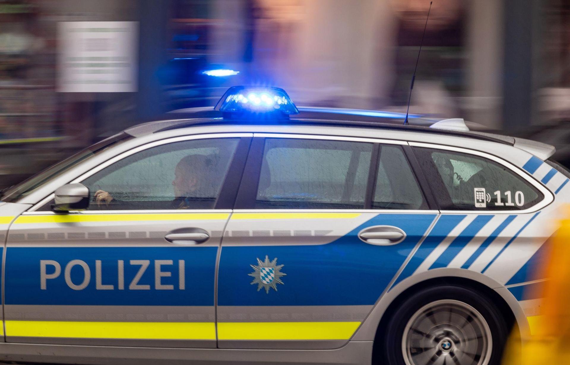 Die Polizei meldet einen Unfall in der Gemeinde Illschwang. (Symbolbild: Peter Kneffel/dpa)