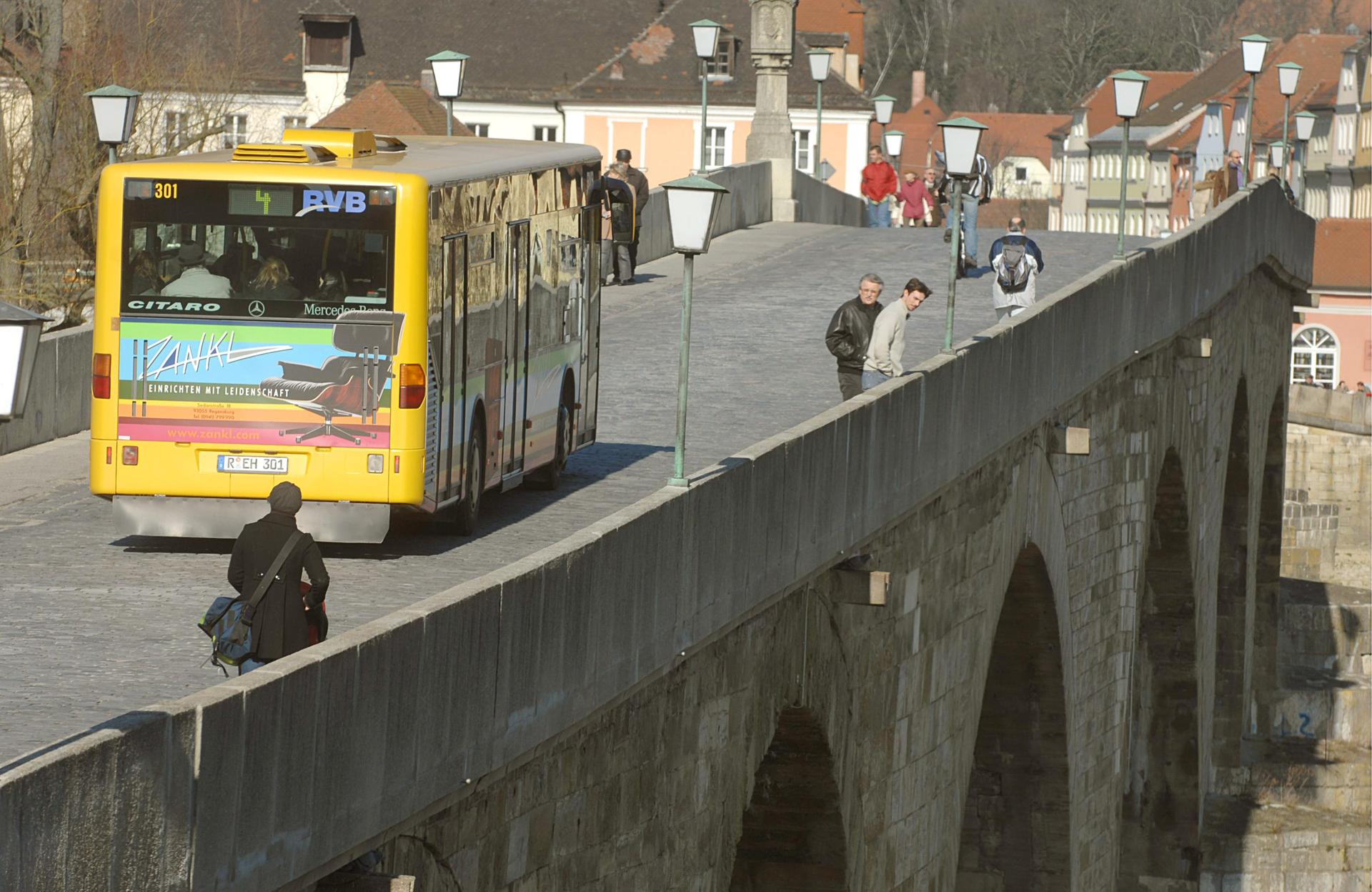 In Regensburg kommt es wegen eines Streiks am Donnerstag und Freitag zu massiven Einschränkungen im Linienbusverkehr. Hier ein Archivbild – die Steinerne Brücke ist für Busse mittlerweile gesperrt. (Archivbild: Armin Weigel/dpa)
