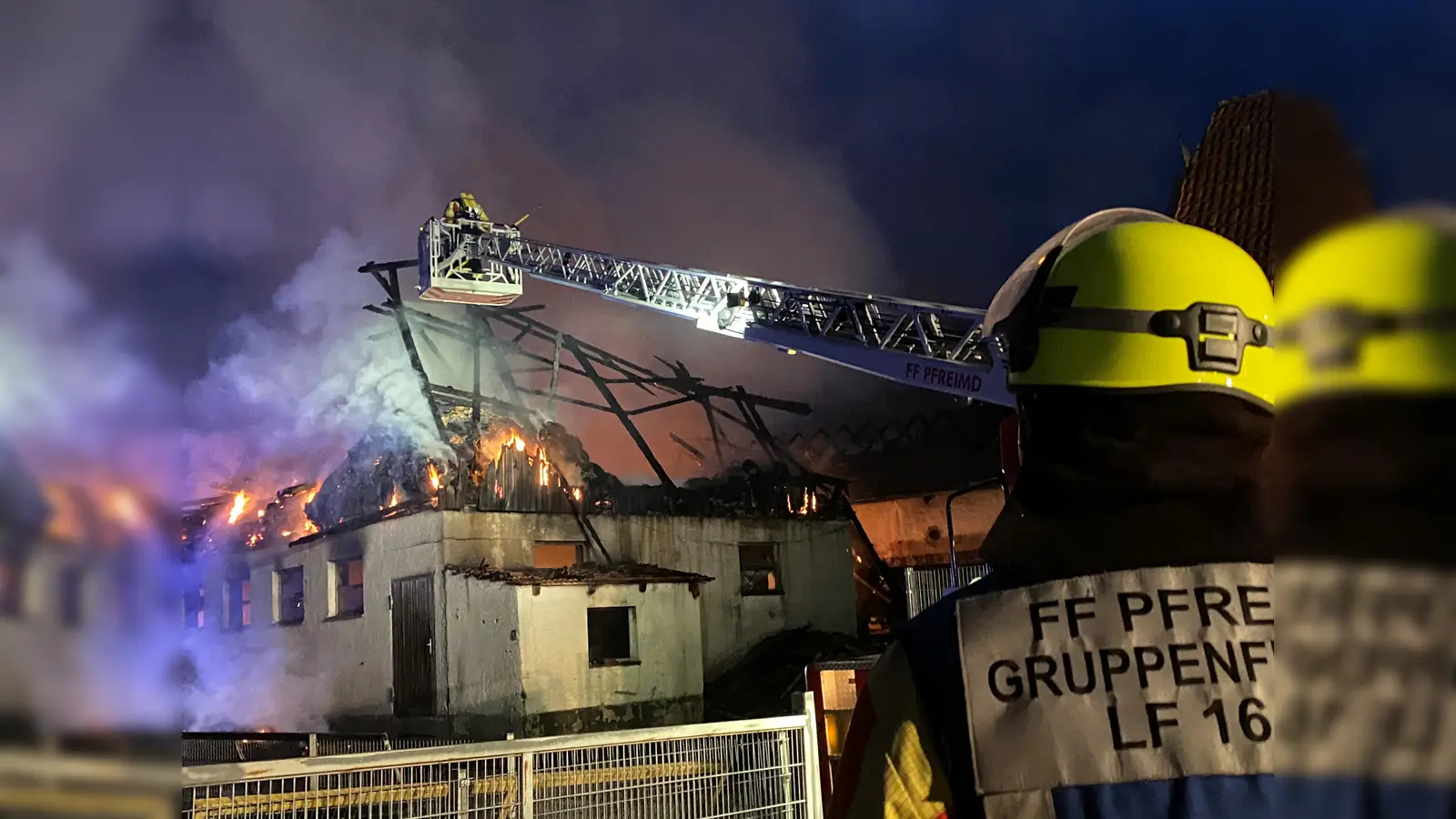 Der Schaden beim Großbrand in Wiesensüß wird auf einen mittleren sechsstelligen Bereich geschätzt.  (Bild: Völkl)