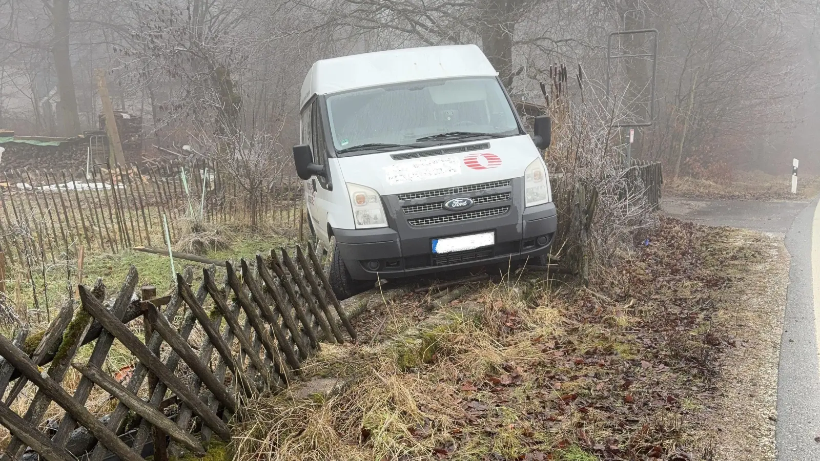 Der Kleintransporter landet nach der Karambolage im Garten eines Wohnanwesens. (Bild: Polizei Sulzbach-Rosenberg)