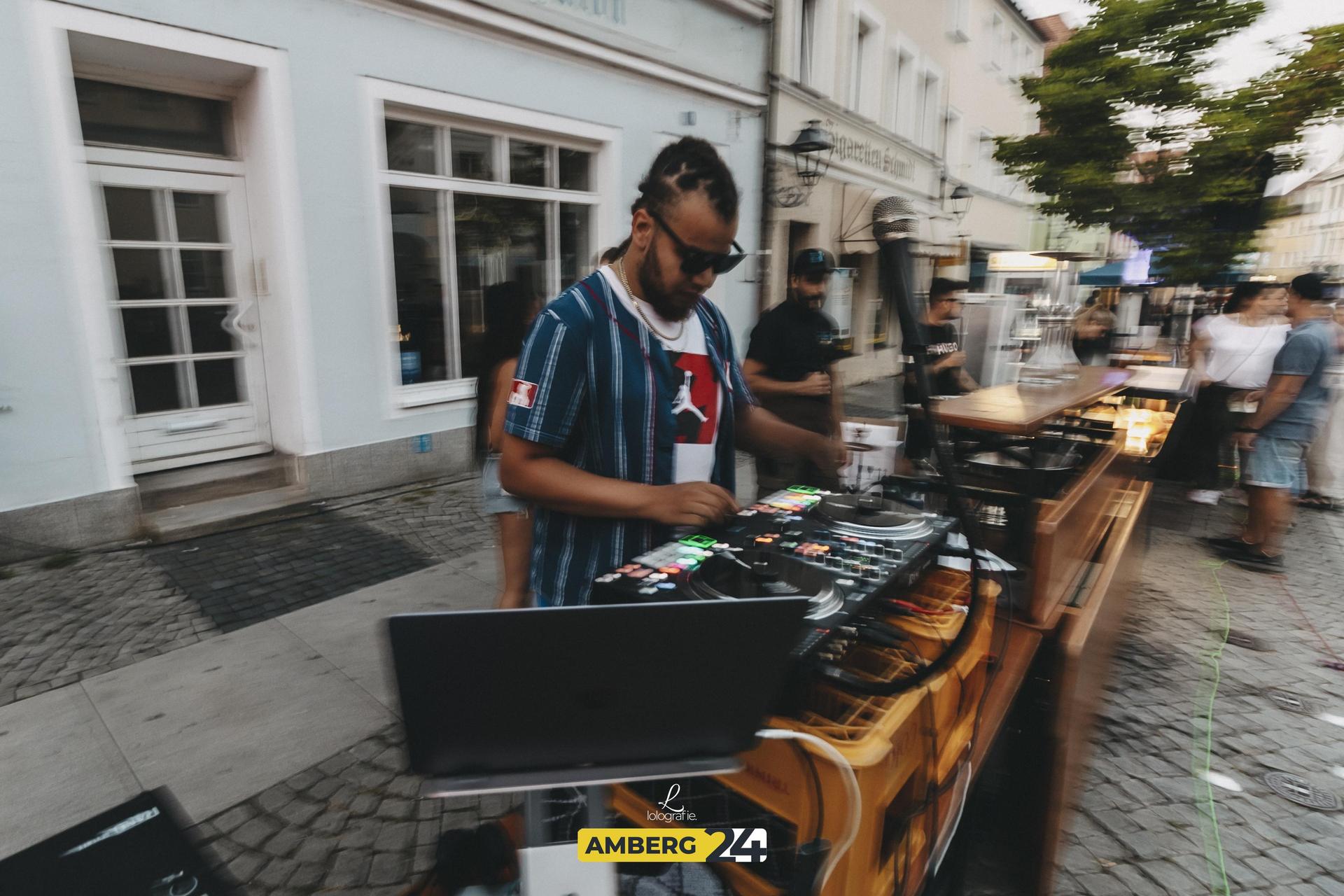 Musik, Essen und leuchtende Kunst: Während der Luftnacht in Amberg war viel los.  (Bild: Lolografie)