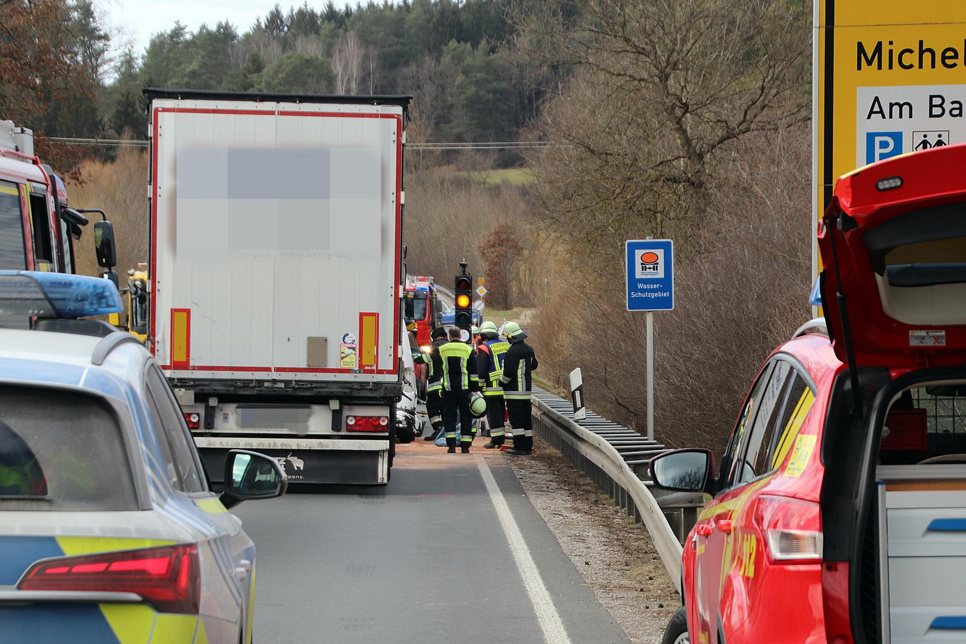 Der Sattelzug krachte in einen stehenden Transporter. (Bild: jma)