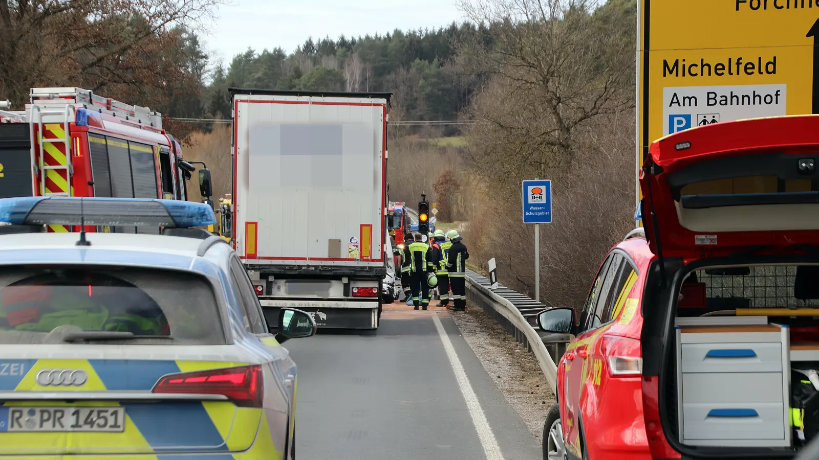 Der Sattelzug krachte in einen stehenden Transporter. (Bild: jma)