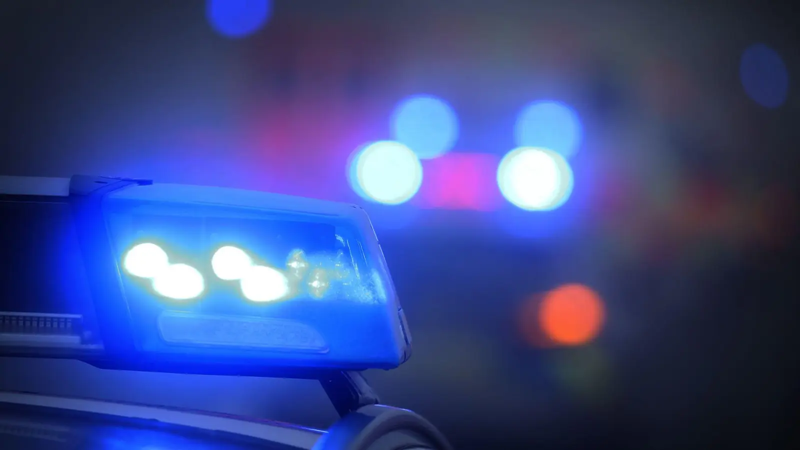 Mehrere Polizeistreifen umstellten den ehemaligen Gasthof in dem oberfränkischen Ort. (Symbolbild) (Bild: Karl-Josef Hildenbrand/dpa)