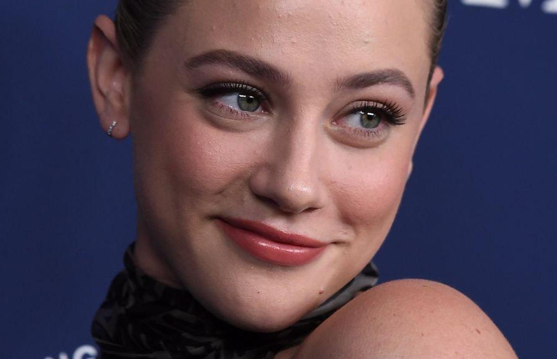 Lili Reinhart gibt auf Instagram Klinikfotos preis. (Archivbild) (Bild: Jordan Strauss/Invision/AP/dpa)