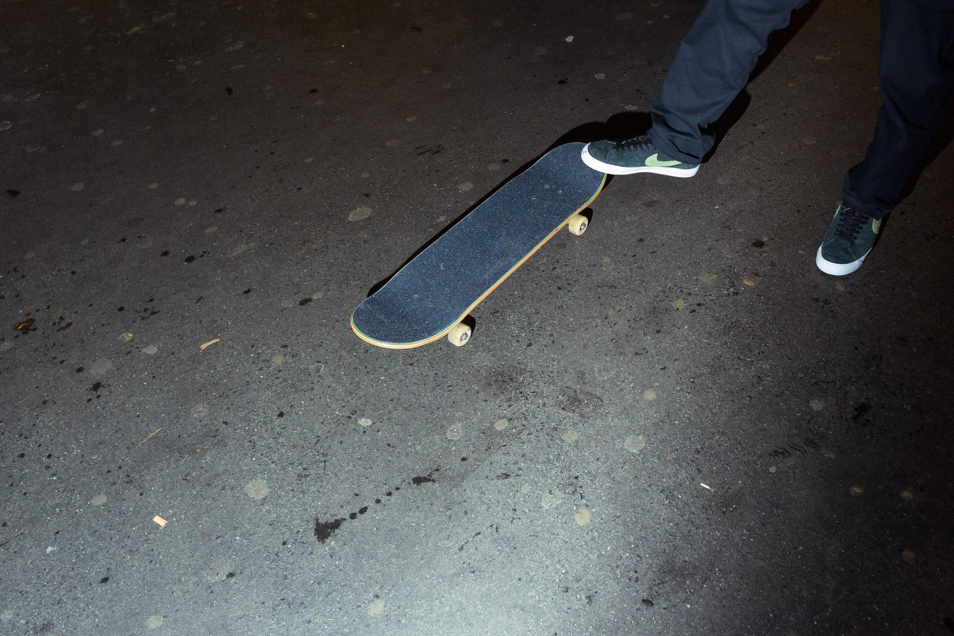 Ein Mann steht mit seinem Fuß auf einem Skateboard. Foto: Gregor Fischer/dpa/Archivbild (Symbolbild: Gregor Fischer)