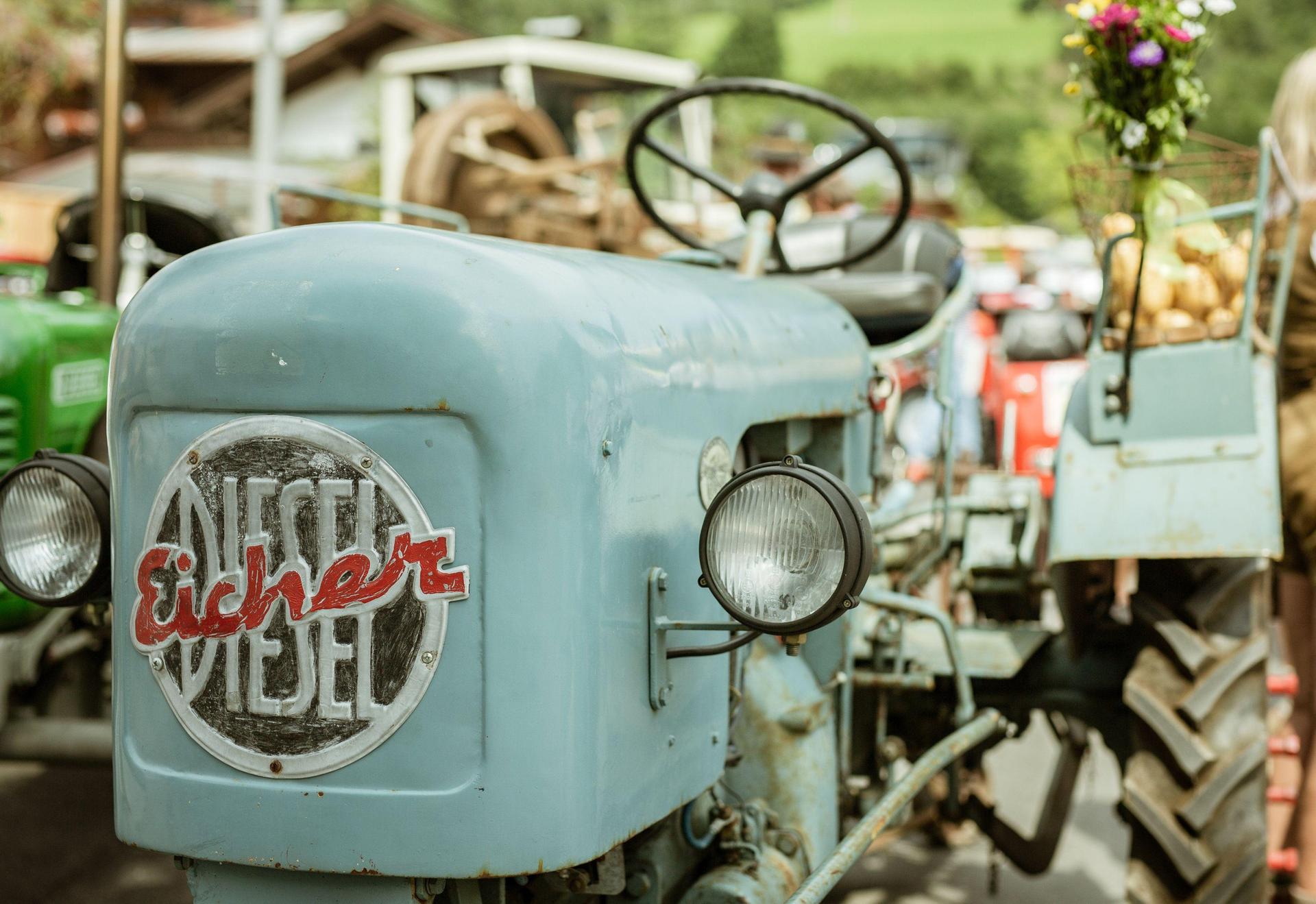 In Schäflohe hatte sich am Montag, 29. Juli, ein Mann sein rechtes Bein unter einem Oldtimer-Traktor eingeklemmt. (Symbolbild: Stefanie Oberhauser/dpa)