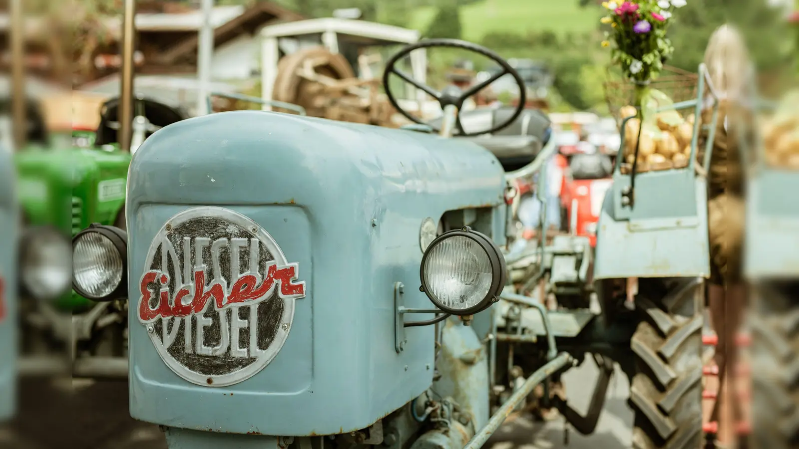 In Schäflohe hatte sich am Montag, 29. Juli, ein Mann sein rechtes Bein unter einem Oldtimer-Traktor eingeklemmt. (Symbolbild: Stefanie Oberhauser/dpa)