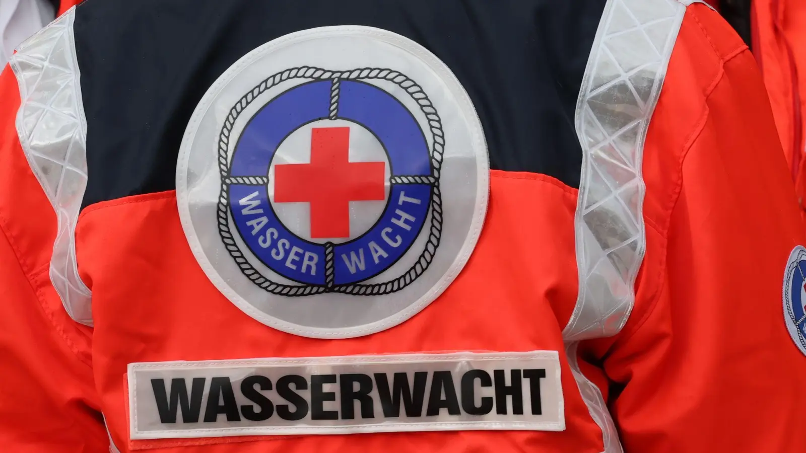 Ein 17-Jähriger ist nach einem Sprung in den Main-Donau-Kanal verstorben. (Symbolbild: Bodo Schackow/dpa)