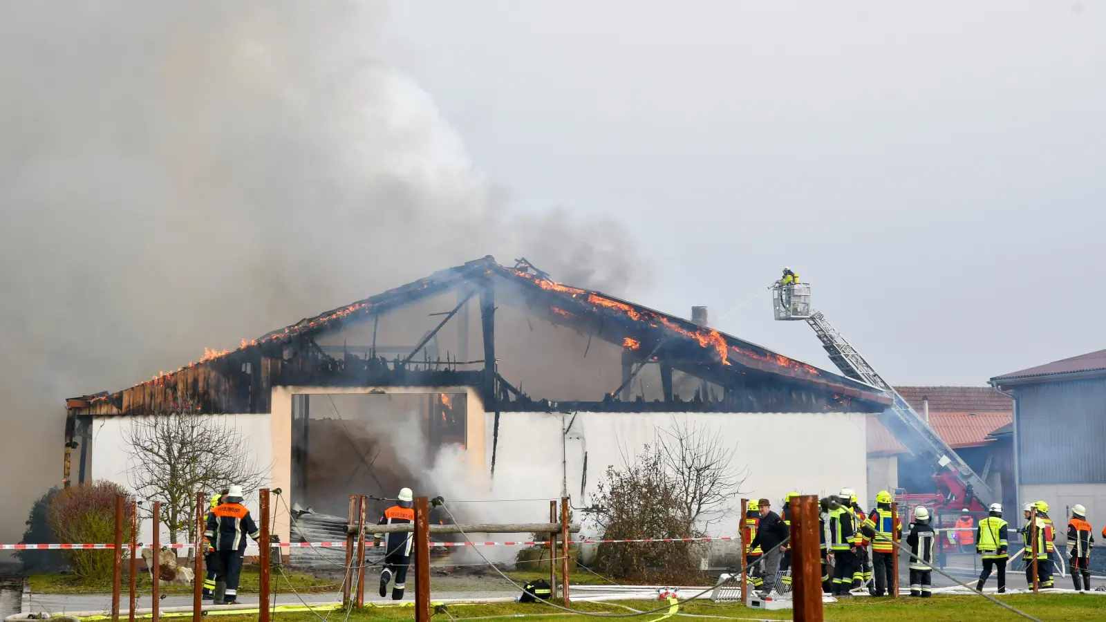 Beim Großbrand eines Schweinestalls in Hiltersdorf dürften sehr viele Schweine ums Leben gekommen sein, da die Tiere zunächst im Gebäude blieben. (Bild: Petra Hartl)