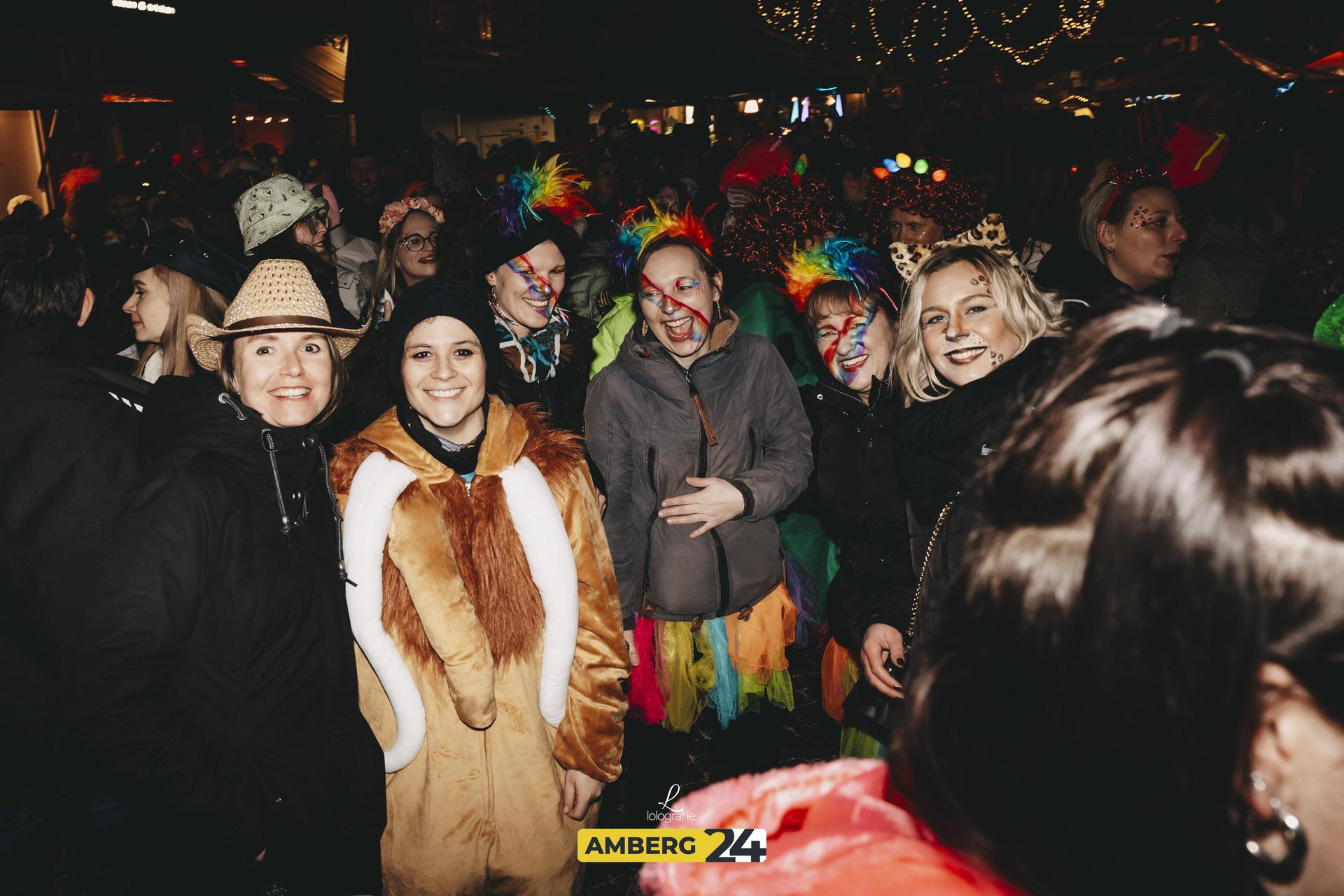 Amberger Hexennacht: Das war 2025 am Marktplatz los. Wir wünschen euch viel Spaß mit den Fotos.  (Bild: Leonie Hartung)