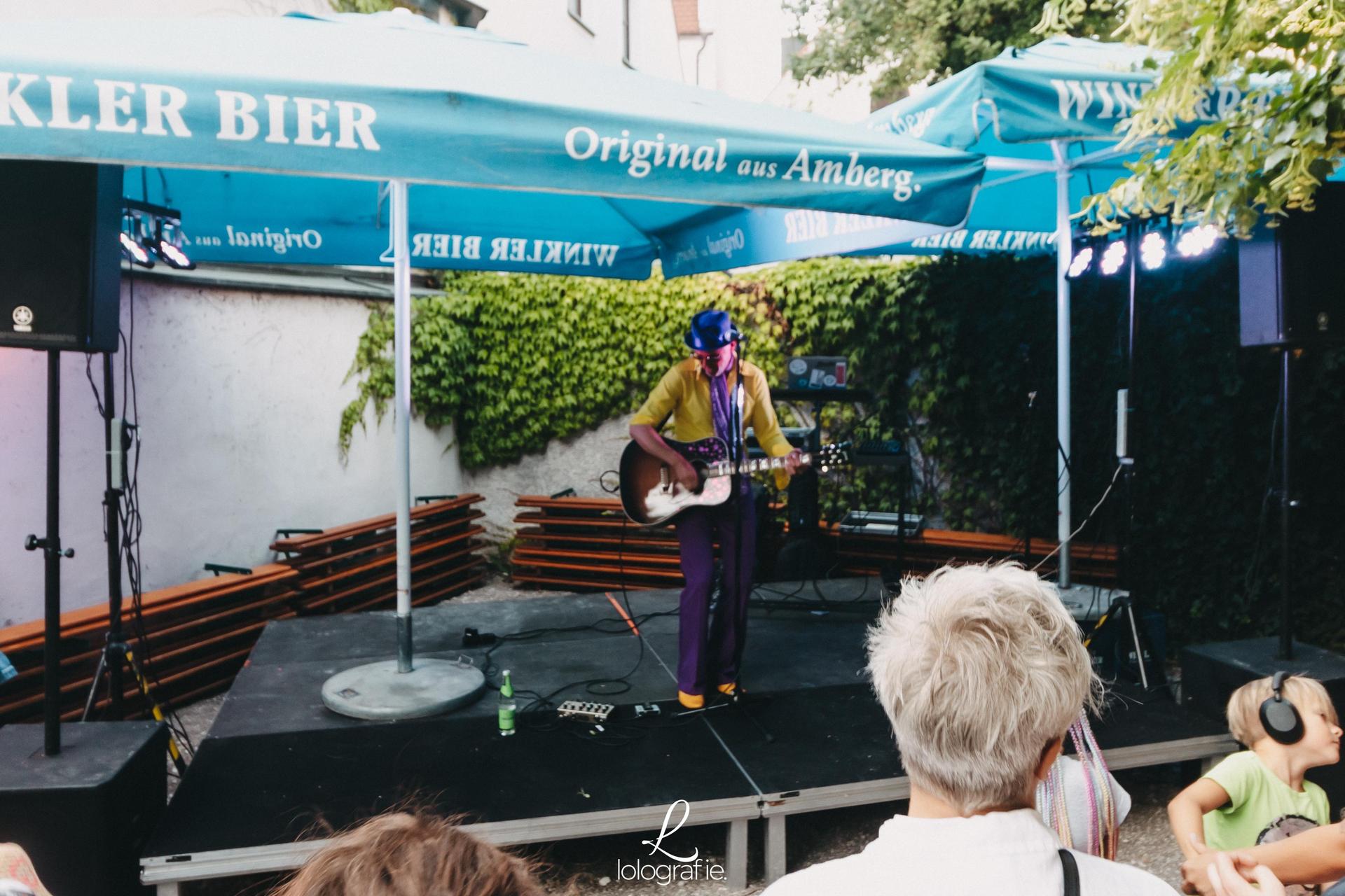 Johnny Gold auf dem Amberger Altstadtfest im Winkler Biergarten. (Bild: Lolografie)