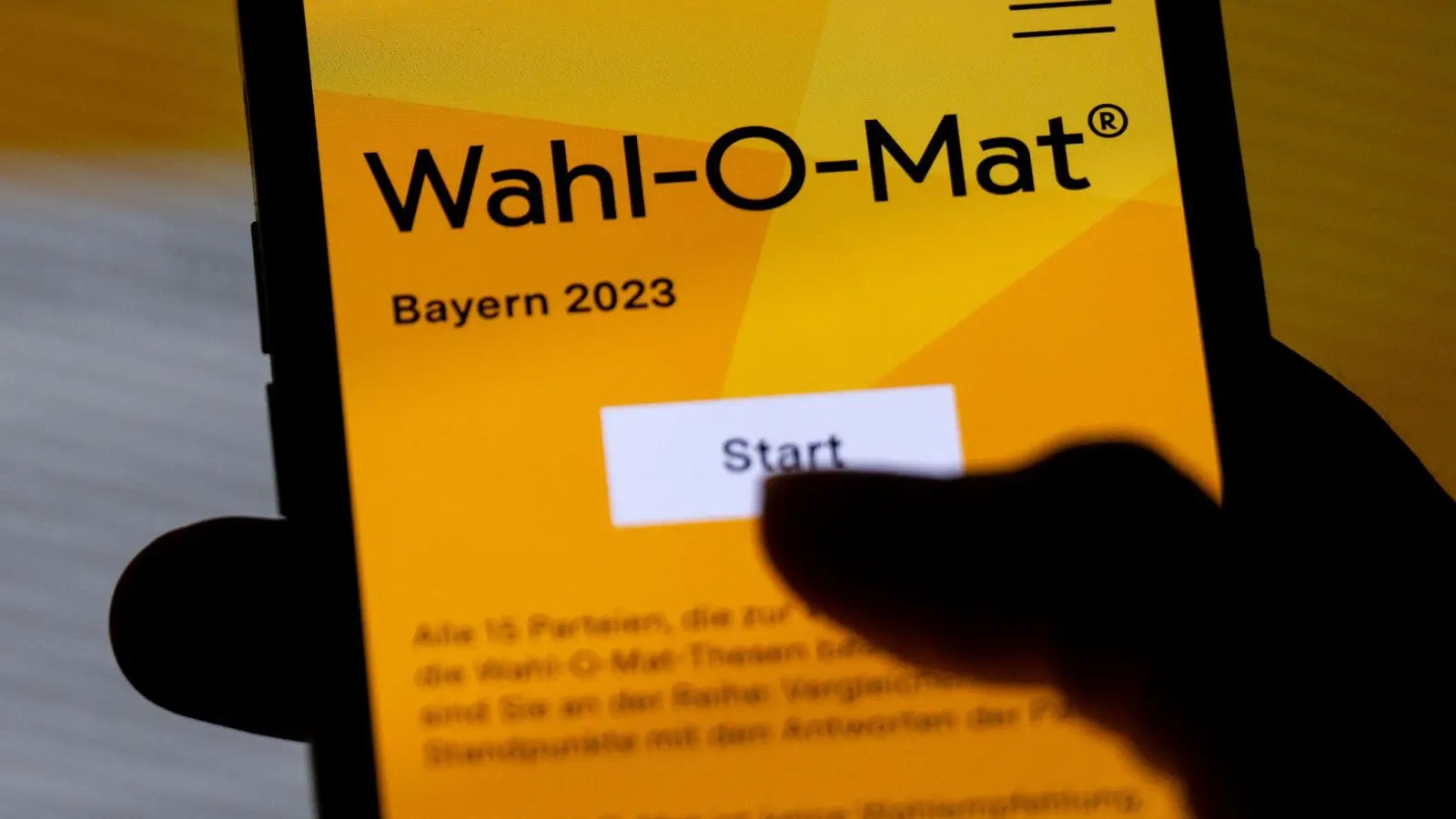 Die Startseite des Wahl-O-Maten ist auf dem Display eines Handys zu sehen. (Bild: Sven Hoppe/dpa/Archivbild)