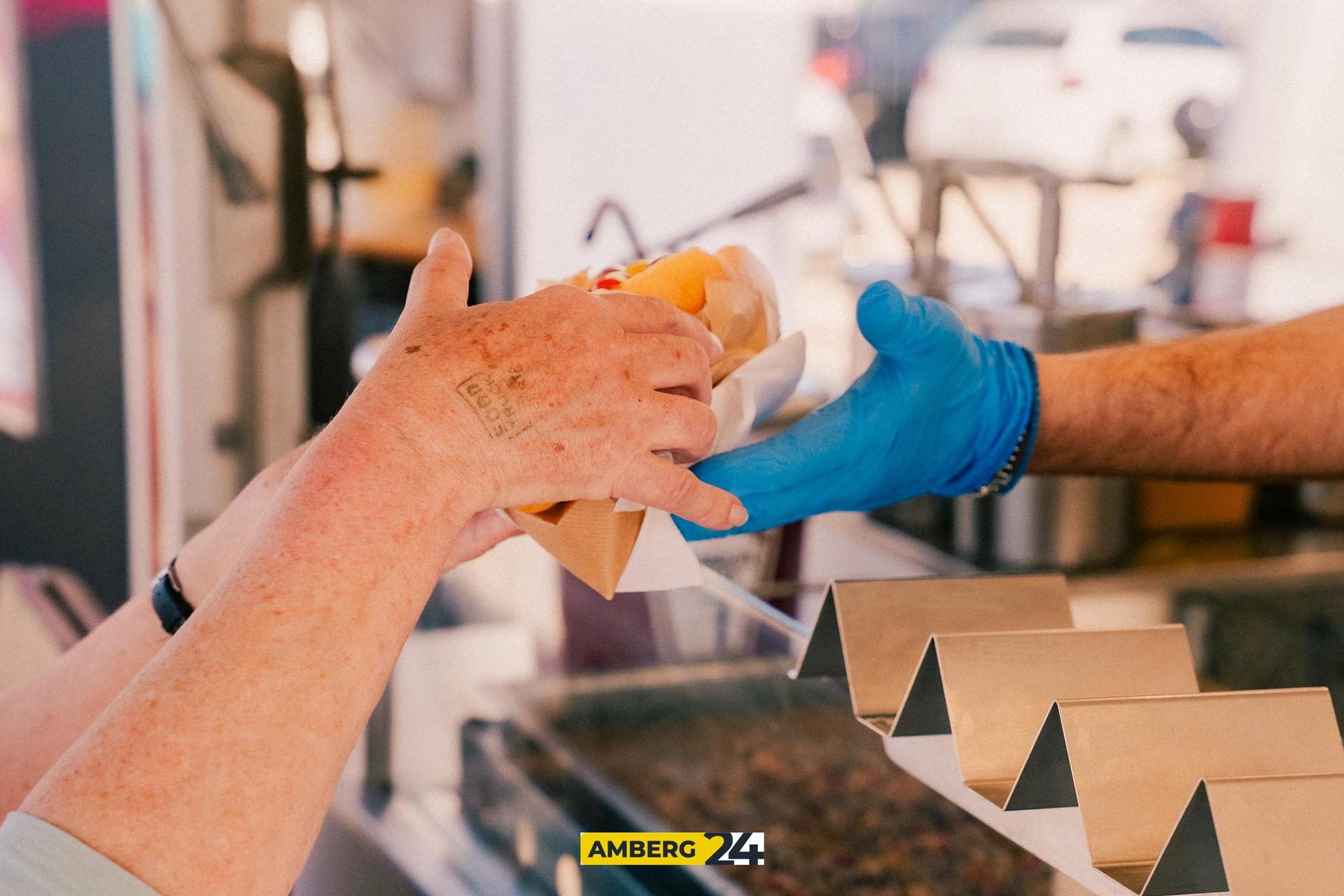 Auf dem Foodtruck-Festival in Amberg war am Freitag einiges los! (Bild: David Mueller)
