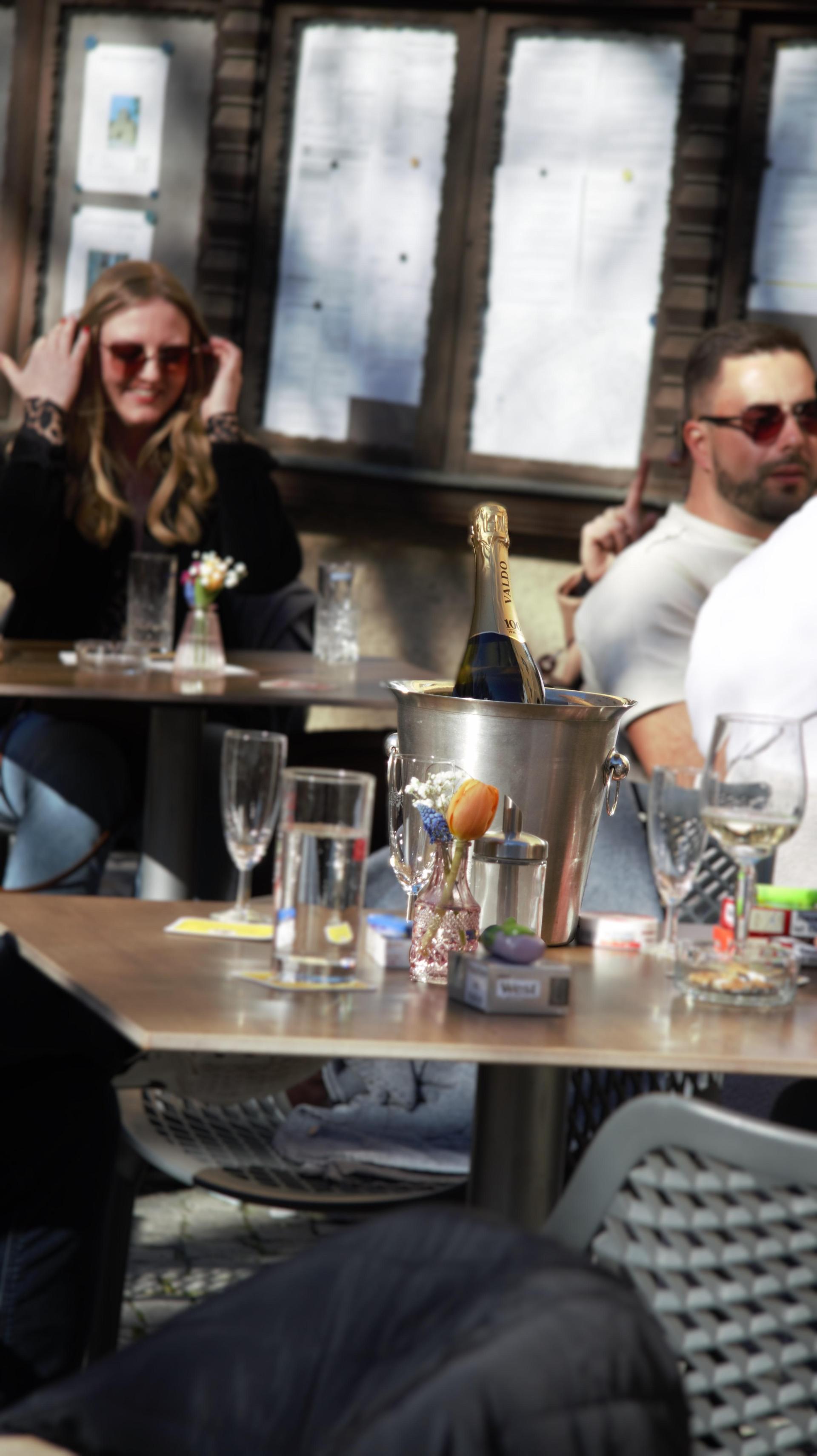 Im warmen Sonnenschein war das Daydrinking im Colomba Entspannung pur. (Bild: Marlin Nixdorf)