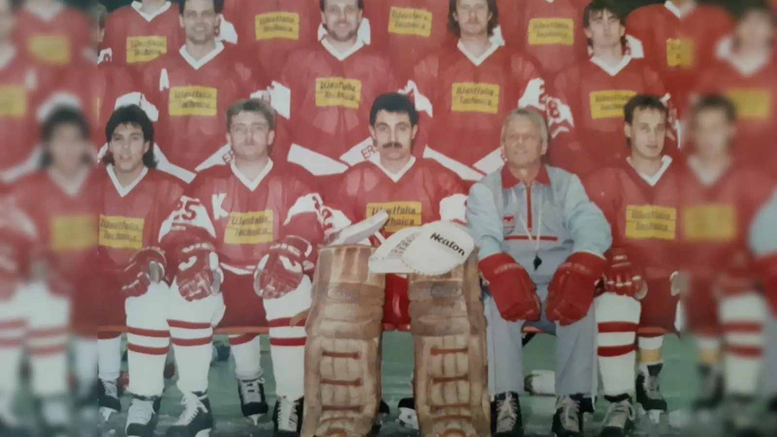 Hermann Eckl (untere Reine, Mitte) ist ein Urgestein des Amberger Eishockeysports. Der ehemalige Torwart ist im Alter von 66 Jahren gestorben. (Archivbild: ERSC Amberg)