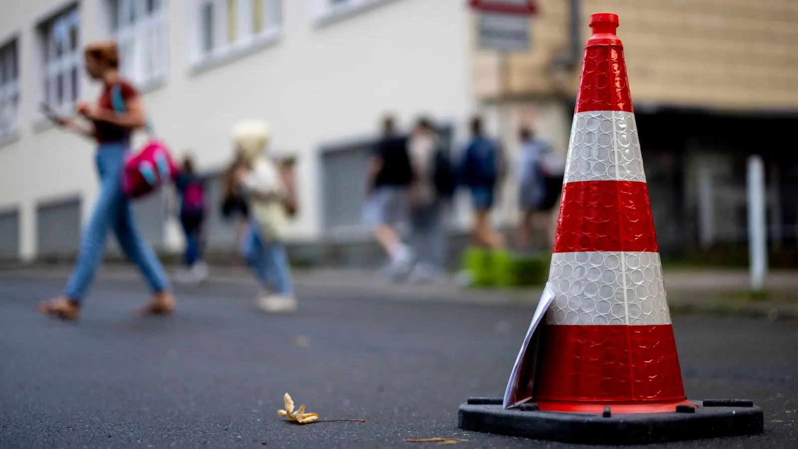 In der Amberger Jahnstraße gibt es ab kommender Woche eine Straßensperrung. (Symbolbild: Christoph Reichwein/dpa)