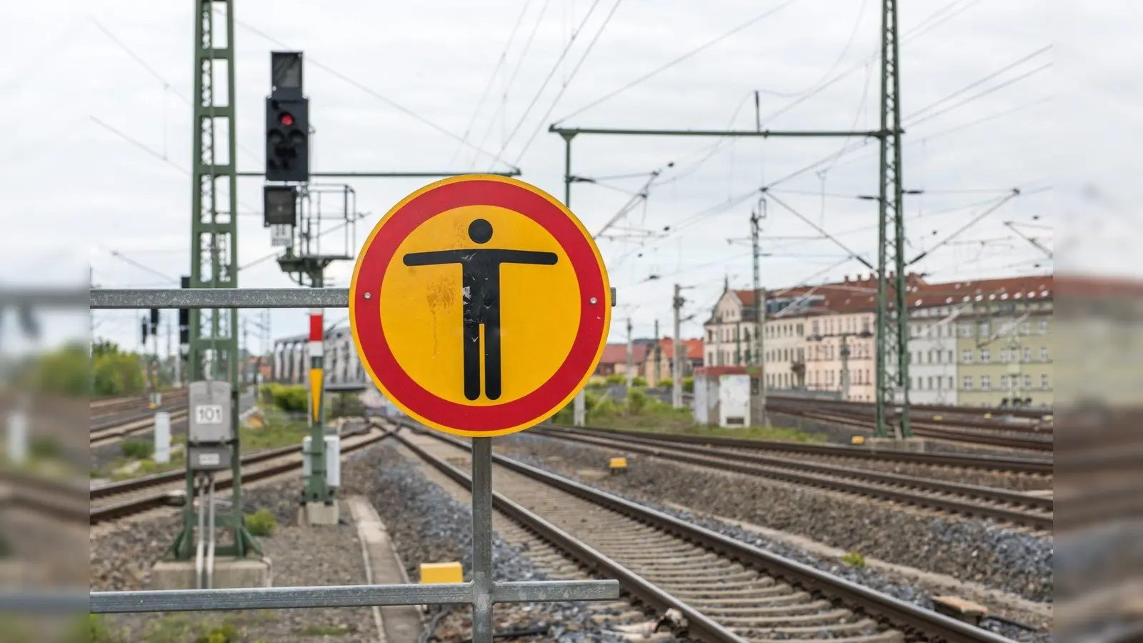 Auf Gleise einer Bahnstrecke in Amberg legten Unbekannte am Montag Steine und Holzklötze ab. (Symbolbild: Bundespolizei)