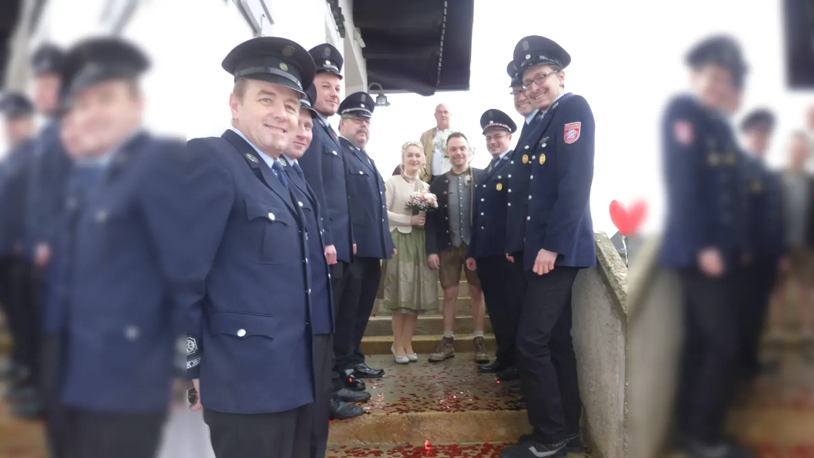 Mit einem Spalier empfing eine Delegation der Feuerwehr Schönau die Frischvermählten. (Bild: exb)