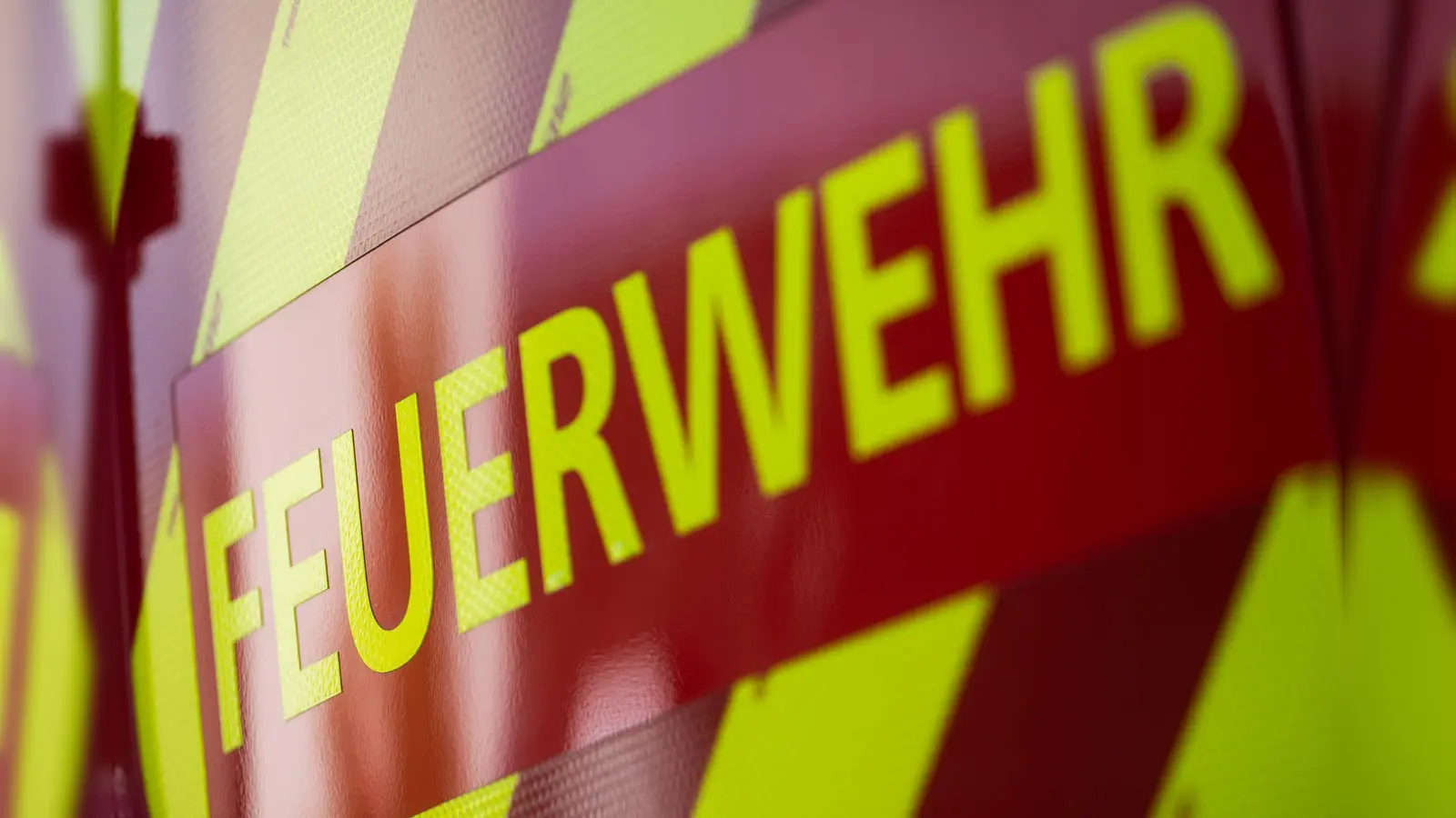 Auf einem landwirtschaftlichen Anwesen in Burglengenfeld geraten eine Scheune und ein Nebengebäude am Dienstagabend in Brand. (Symbolbild: Marijan Murat/dpa)