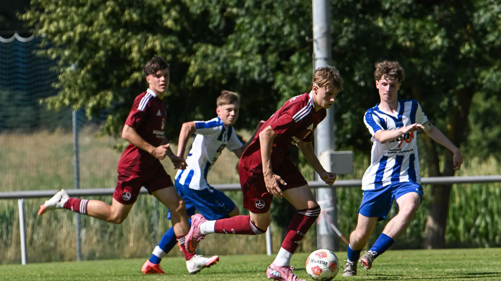 Den jungen Kickern des SV Raigering (blau-weiß gestreifte Trikots) blieb gegen die flinken Nürnberger meist nur das Nachsehen. (Bild: Jonas Löffler)