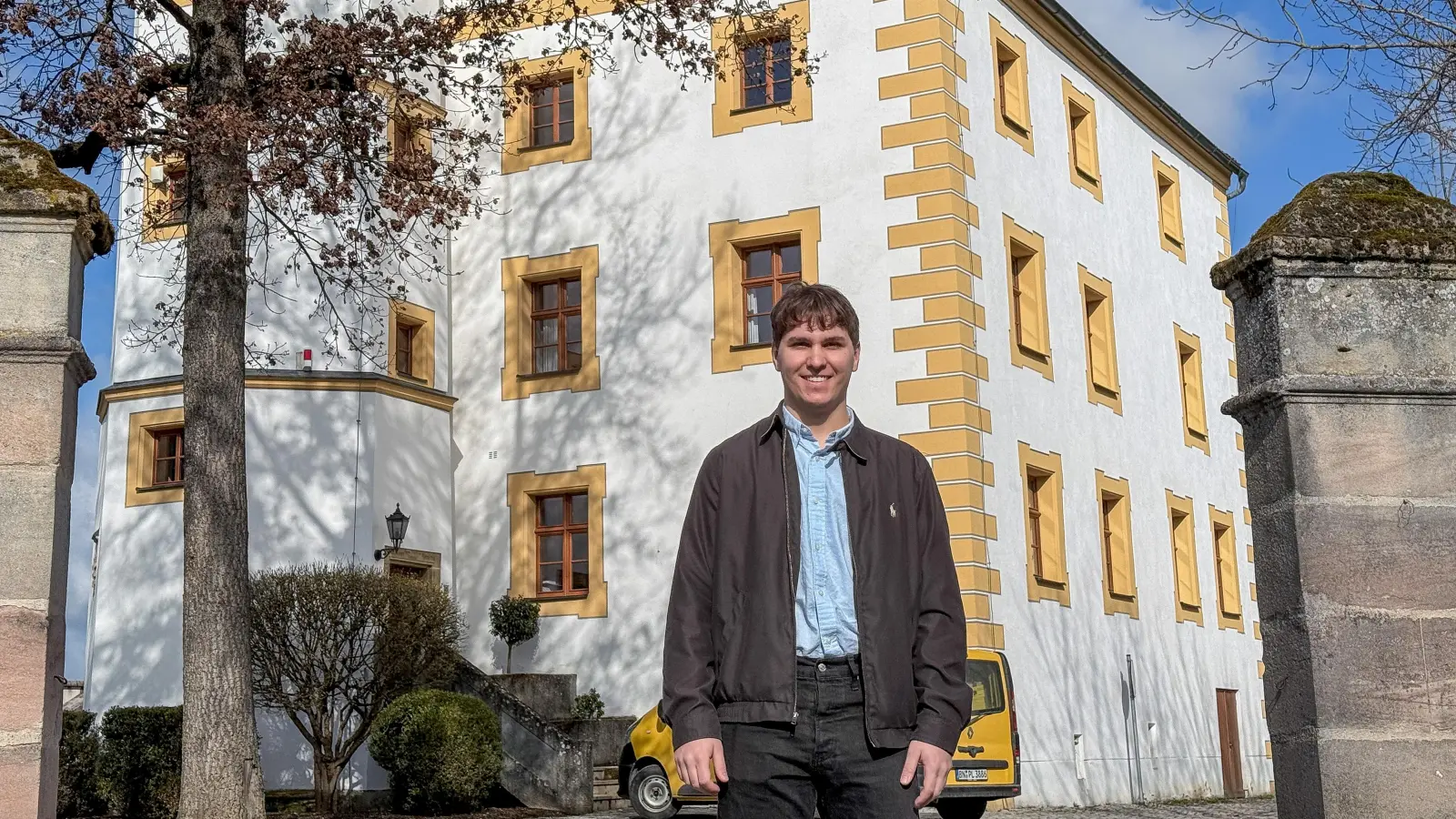 Vor dem Rathaus in Schmidmühlen wird Anton Zitzler in Zukunft öfter stehen – er ist der jüngste Gemeinderat im Landkreis Amberg-Sulzbach. (Bild: Wolfgang Steinbacher)