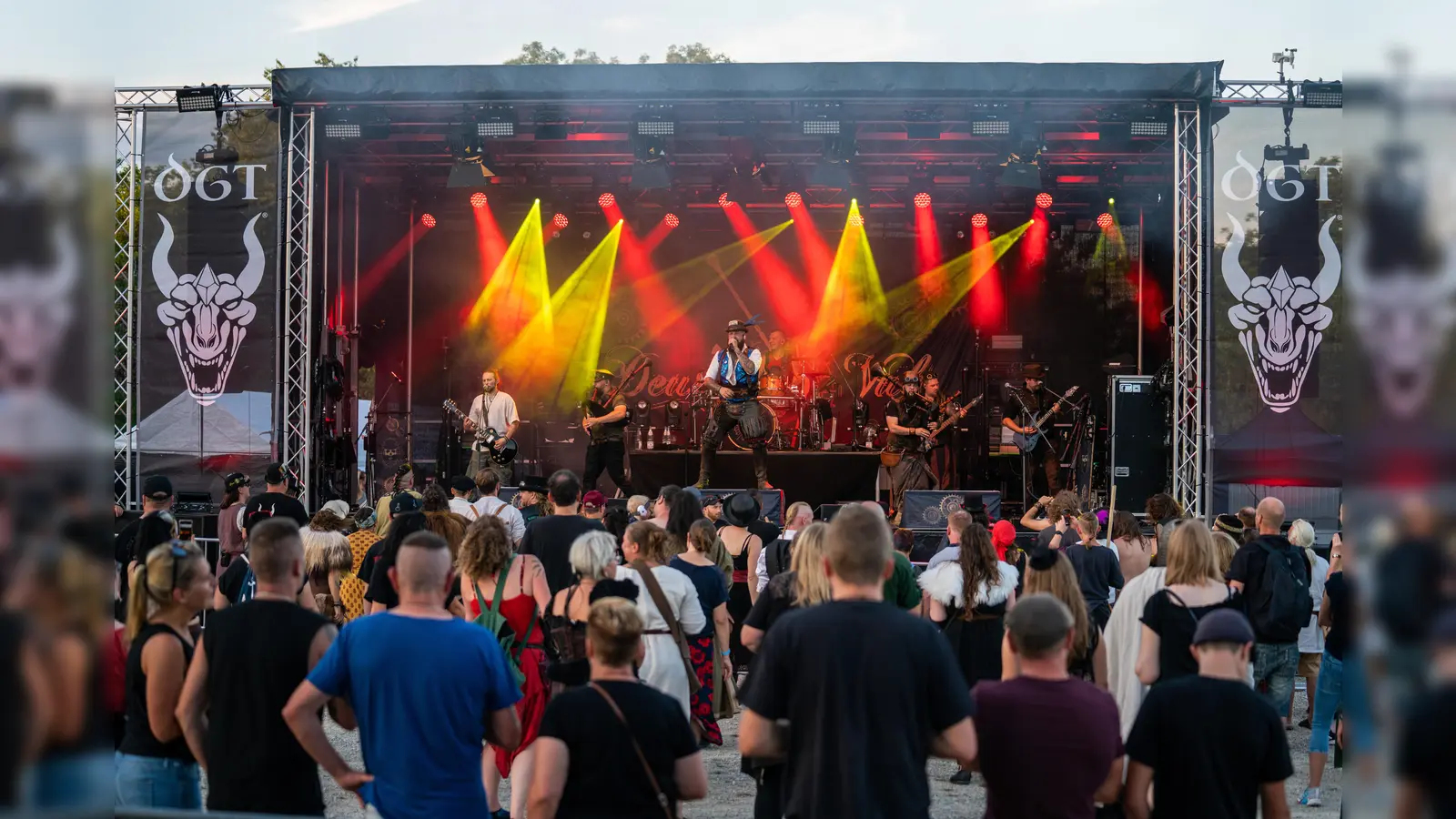 Die Band „Deus Vult” auf einem ihrer Auftritte 2023. (Bild: K&S Photography/Deus Vult)