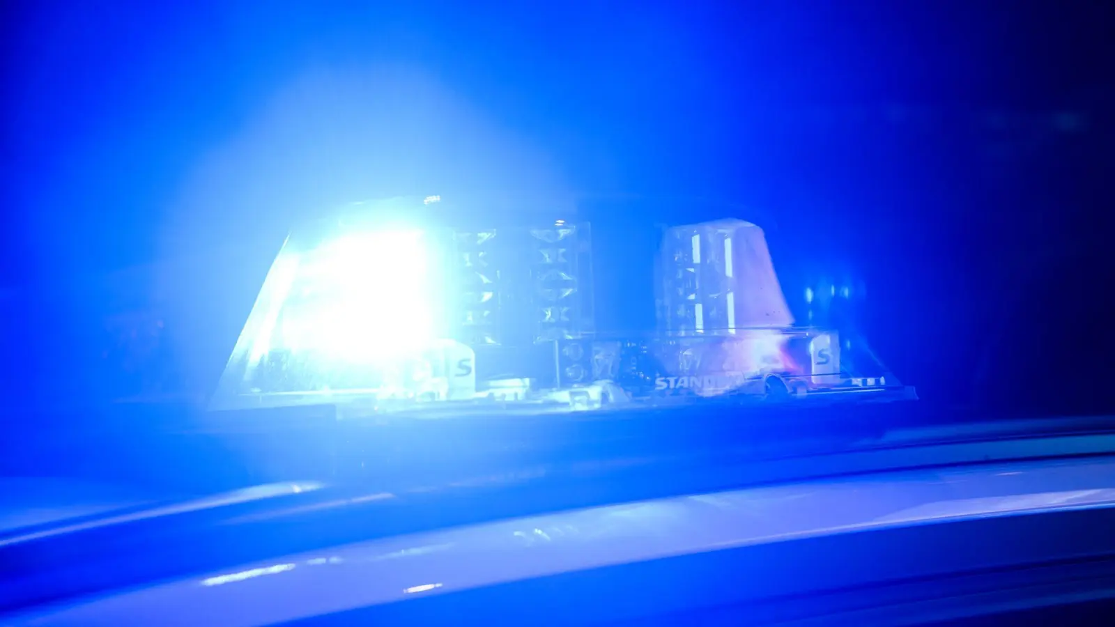 Die Polizei nahm den mutmaßlichen Täter noch vor der Bar fest.  (Symbolbild: Julian Stratenschulte/dpa)