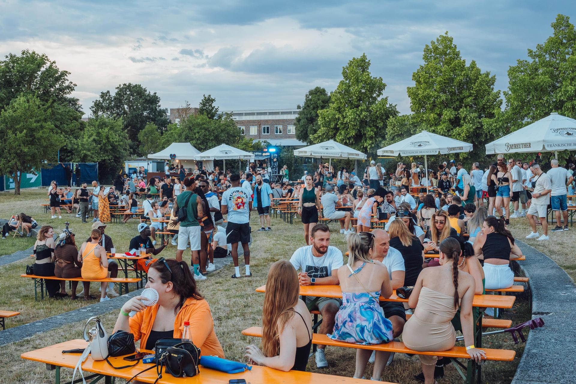 Shisha, Drinks und guter Hip-Hop. So war's am Hip-Hop BBQ in Amberg.  (Bild: Denise Helmschrott)