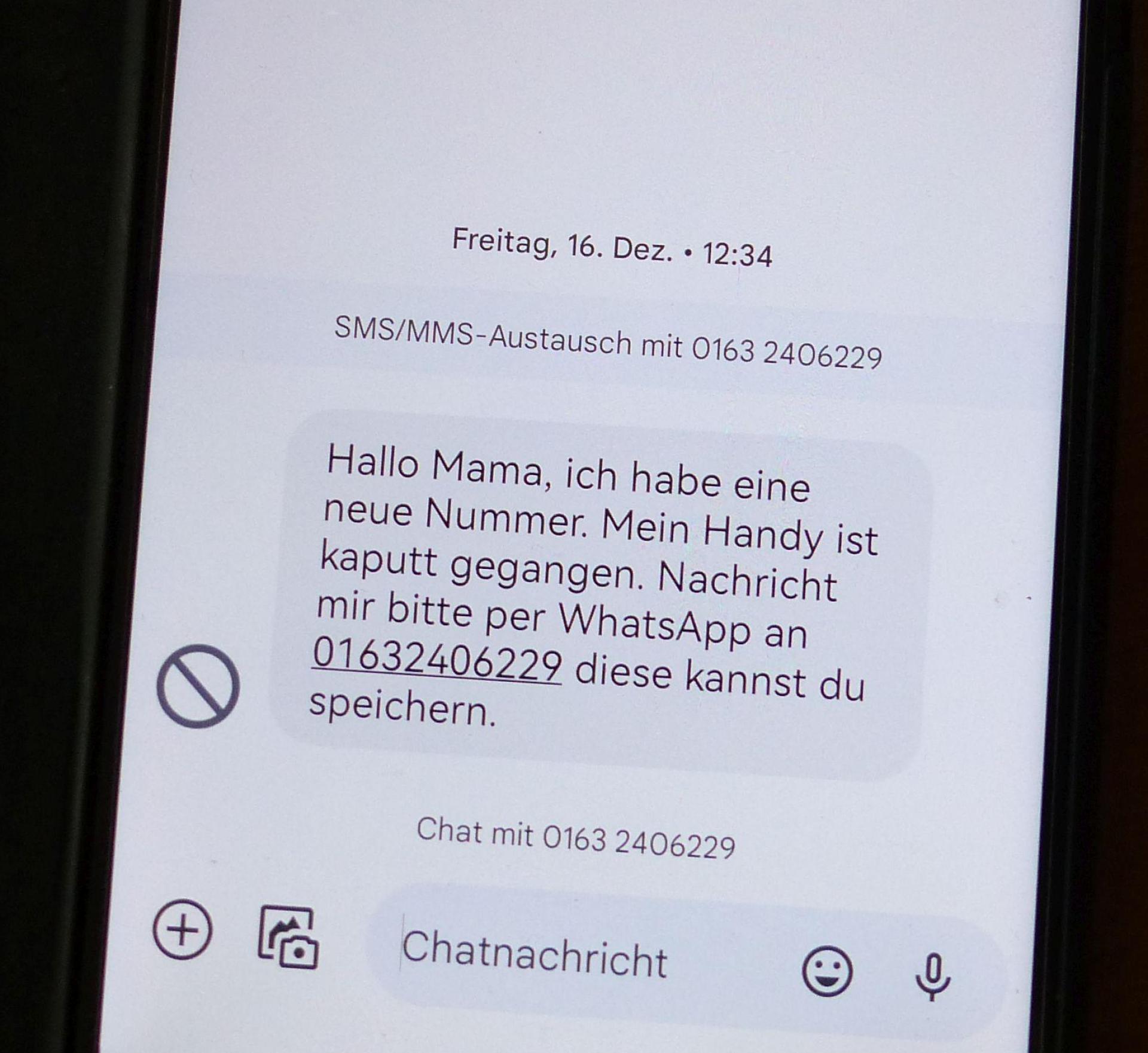 Ein Android-Handy zeigt eine SMS, mit der Betrüger das Vertrauen von Menschen erschleichen wollen, um ihnen Geld abzuschwatzen. Die SMS ging im Dezember 2023 an einen Weidener. „Hallo Mama, ich habe eine neue Nummer. (...)”. (Archivbild: Thomas Schaller)