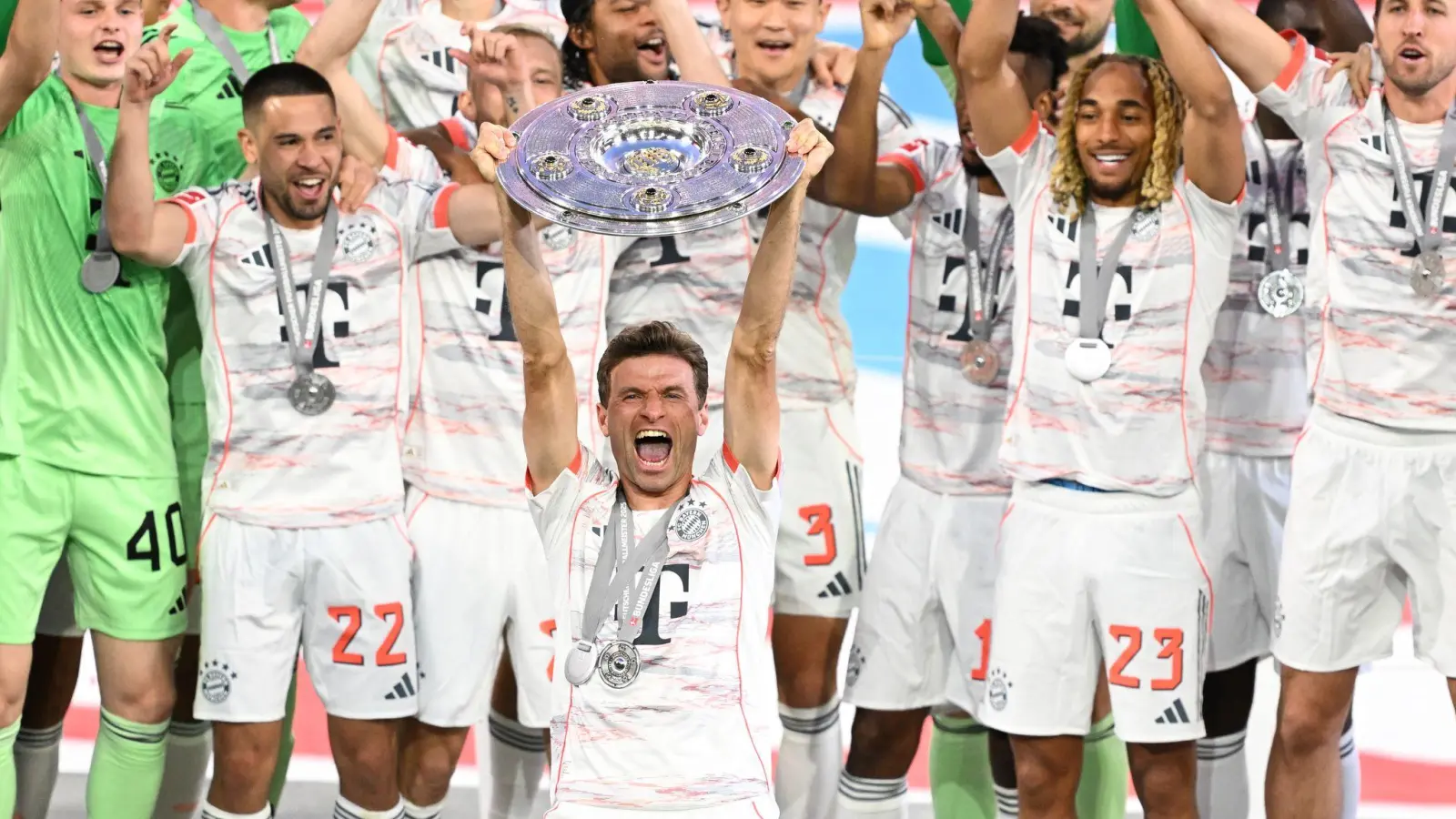 Thomas Müller reckte als erster Bayern-Spieler die Schale in die Höhe. (Bild: Sven Hoppe/dpa)