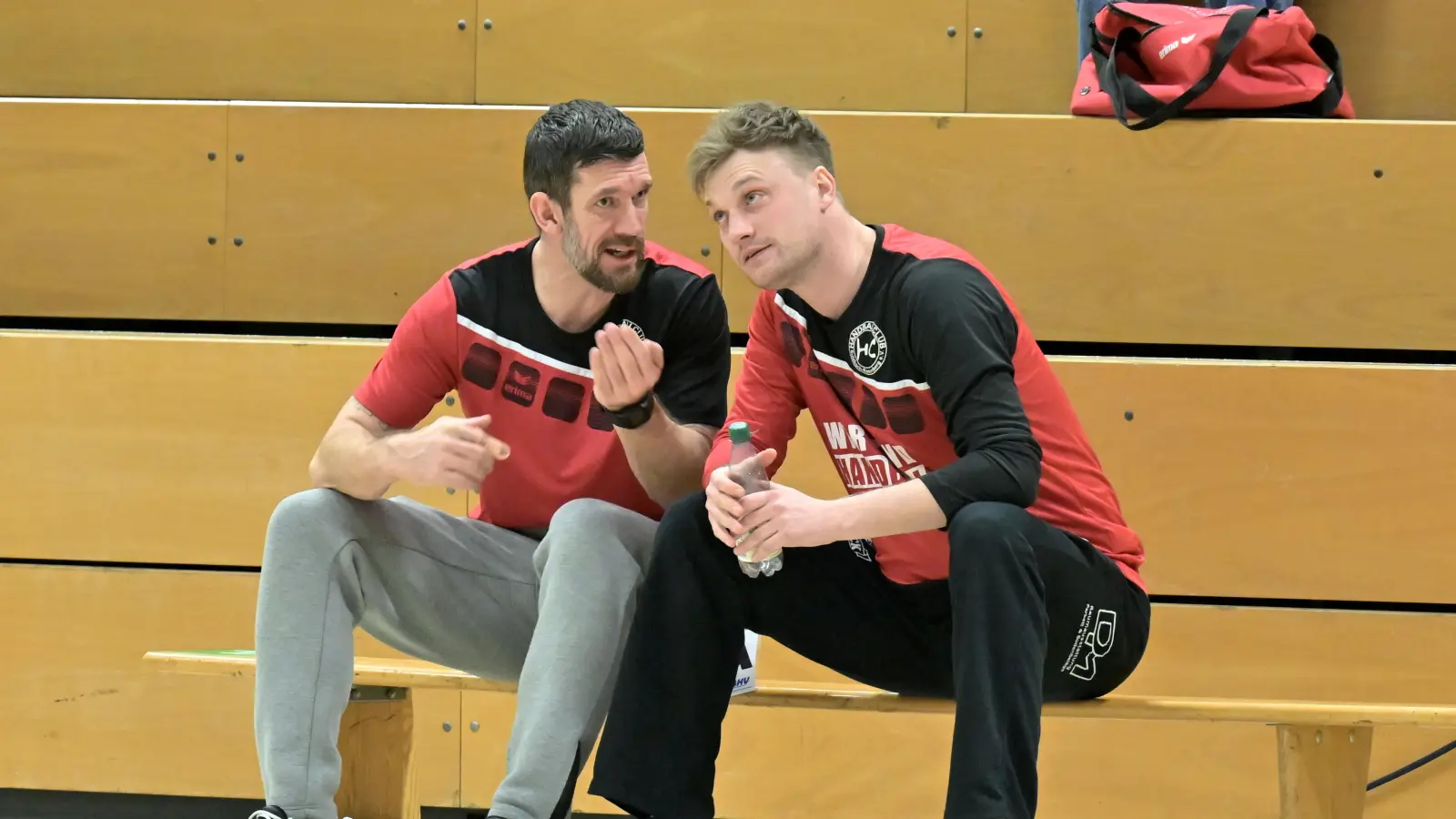 Sascha Wendt (links) und Martin Feldbauer (rechts), Trainer HC Sulzbach, hatten nach nach dem Spiel gegen Roßtal Diskussionsbedarf. (Archivbild: Hubert Ziegler)