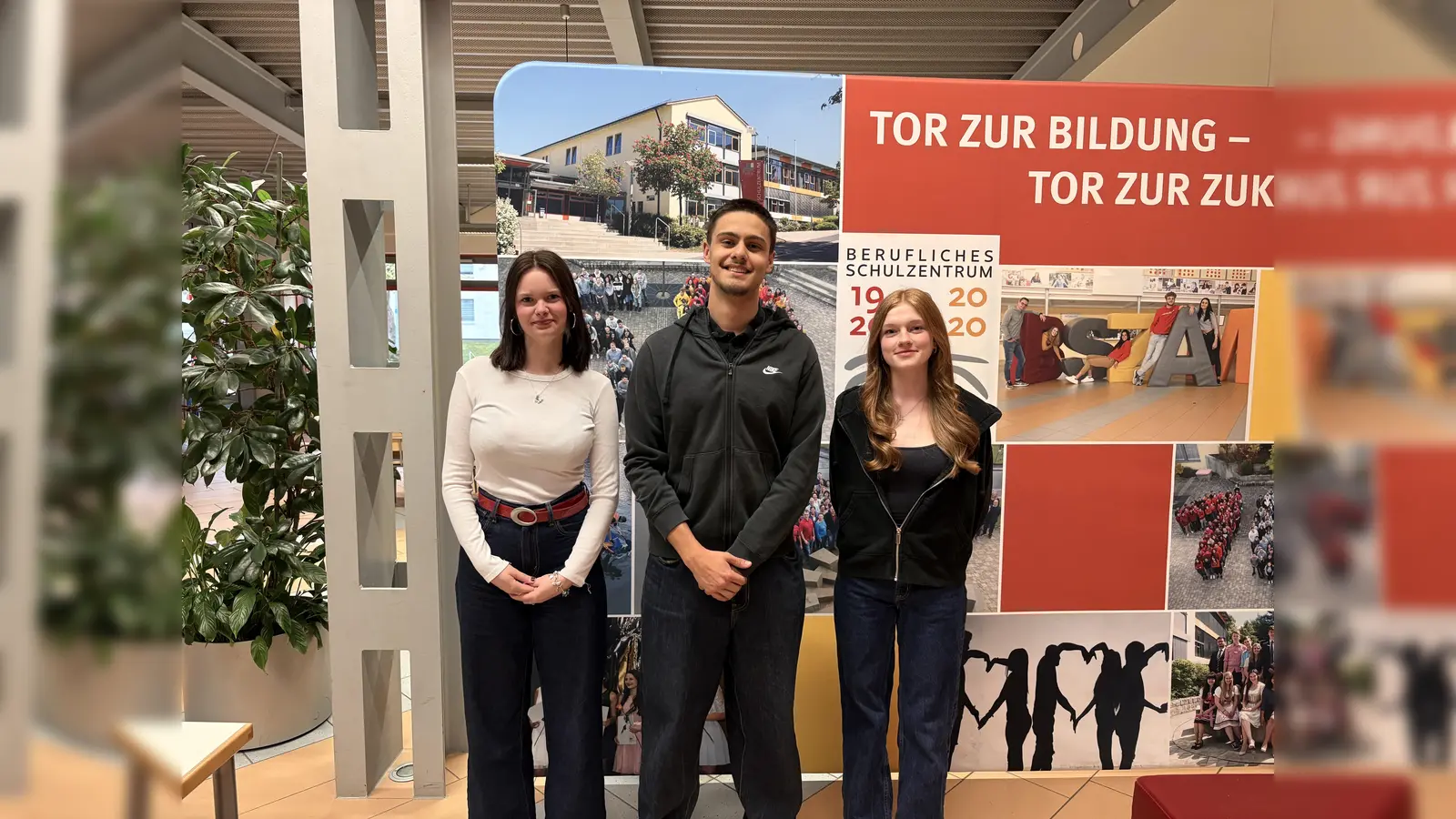 Sophie, Andrè und Amely sind Mitglieder der SMV der FOS/BOS Amberg und Organisieren die Q-Party am Freitag im Trio für euch. (Bild: Lukas Büchold)