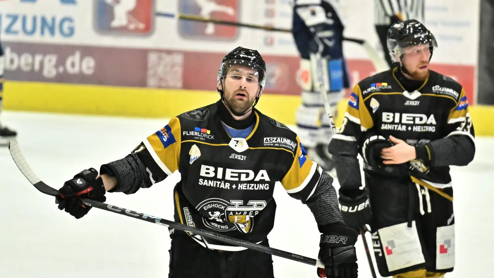 David Michel (links) traf am Sonntag drei Mal für den ERSC in Geretsried. (Bild: Hubert Ziegler)