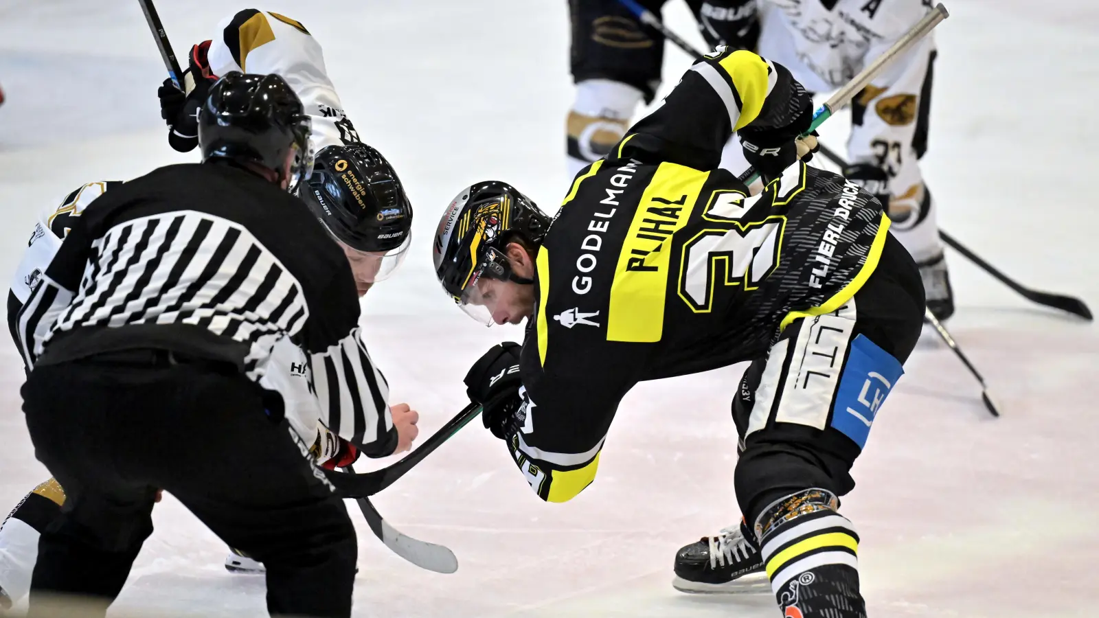 Tomas Plihal (rechts) vom ERSC Amberg trug in der vergangenen Saison noch das Erdinger Trikot. (Bild: Hubert Ziegler)