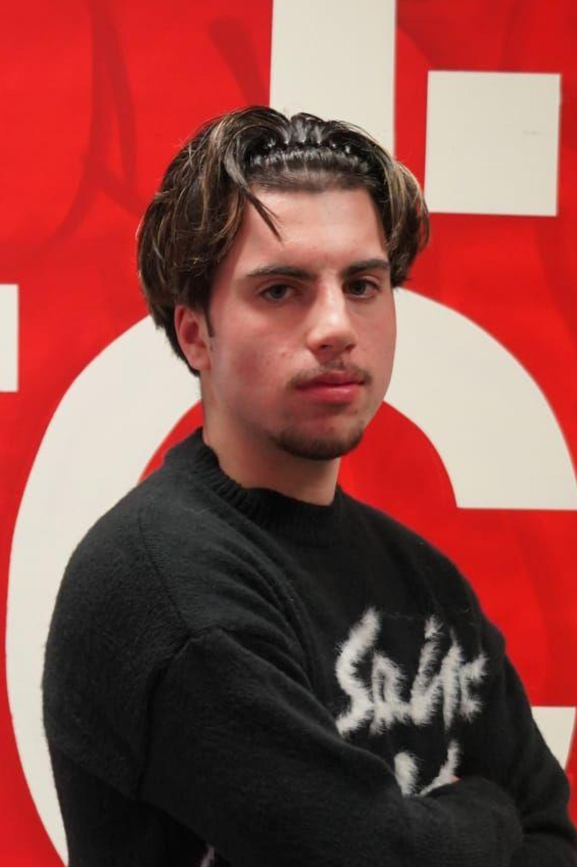 Noah Keller vor dem Logo des 1. FC Nürnberg. (Bild: Stephan Keller)