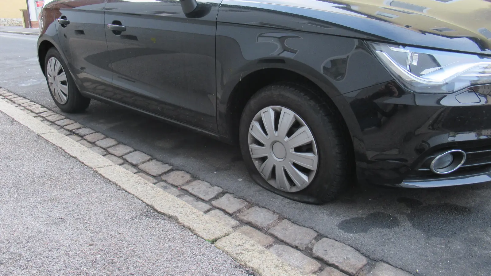 Es ist nicht das erste Mal, dass in Amberg die Reifen von Autos zerstochen werden - hier ein Archivbild der Polizei von einem früheren Vorfall. (Archivbild: Polizeiinspektion Amberg)