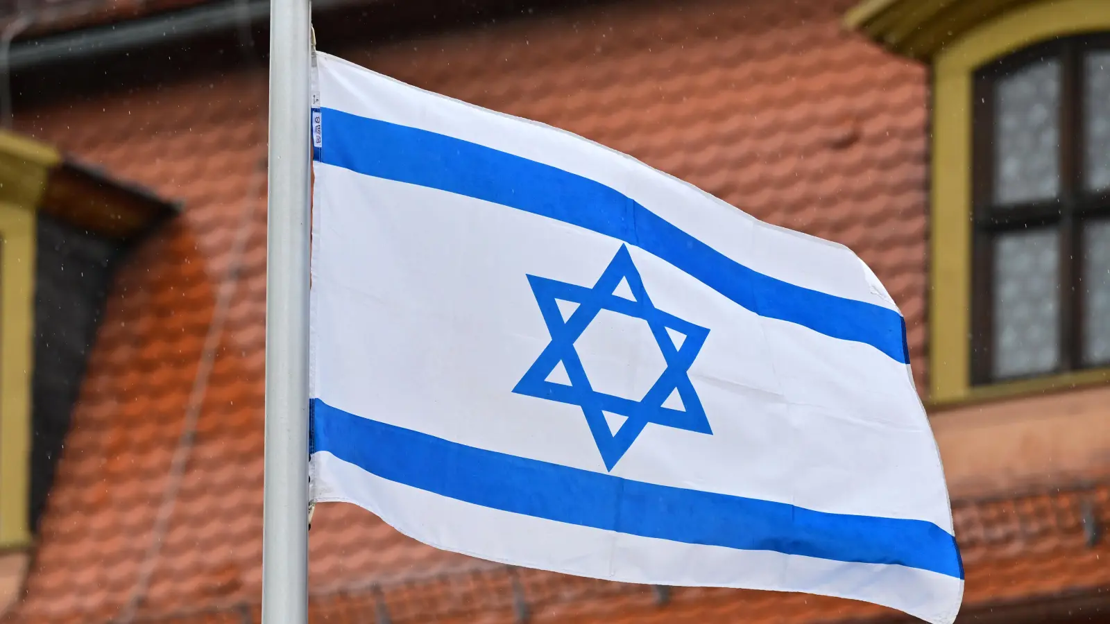 In Regensburg haben Jugendliche eine Israel-Flagge auf einem Plakat beschmiert. (Symbolbild: Martin Schutt)