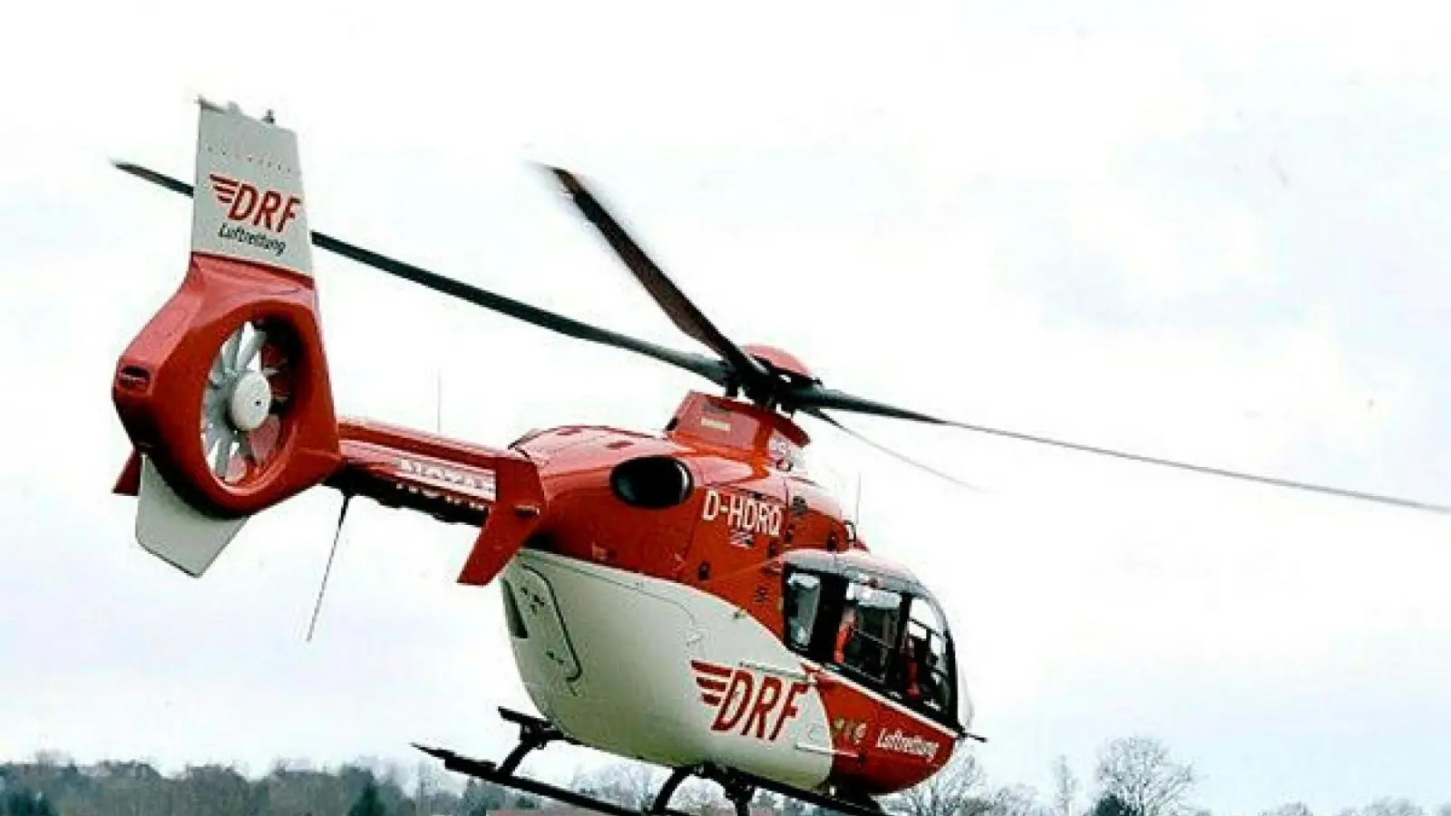 Ein Hubschrauber brachte den verletzten Kletterer aus dem unwegsamen Gelände. (Symbolbild: Karin Wilck)
