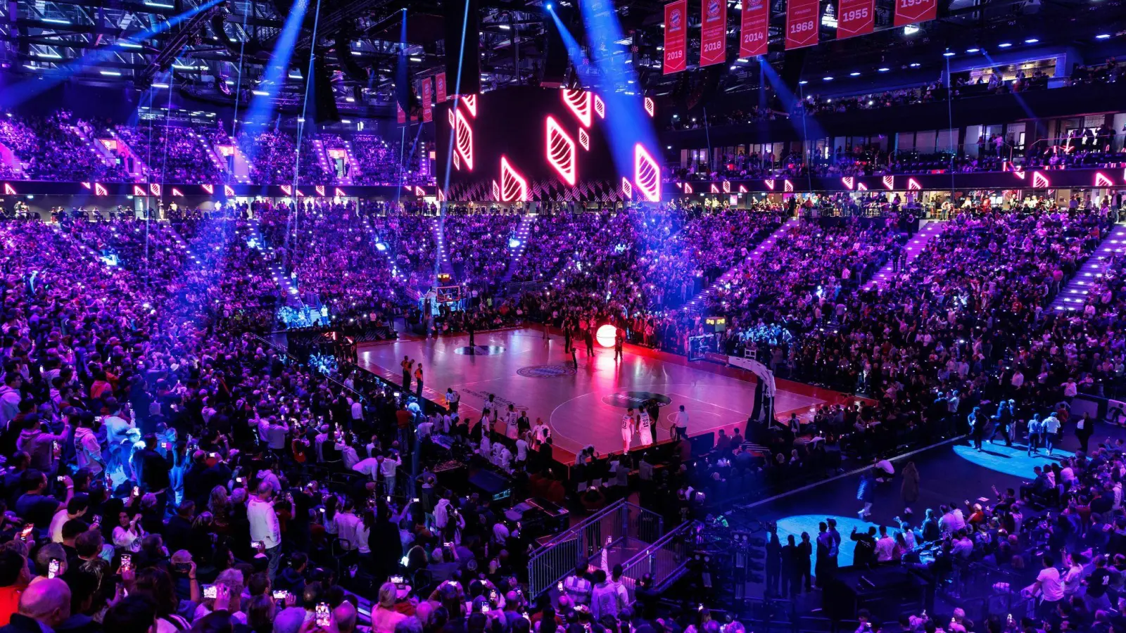 Der Deutsche Basketball Bund bewirbt sich mit dem SAP Garden um eine Vorrunde bei der Basketball-EM 2029. (Bild: Matthias Balk/dpa)