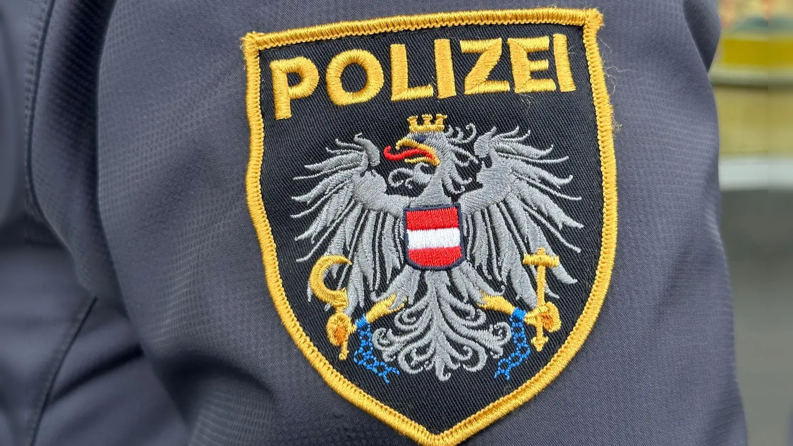 Neben der Bergrettung suchte die Polizei mit einem Hubschrauber nach dem Mann. (Symbolbild) (Bild: Matthias Röder/dpa)