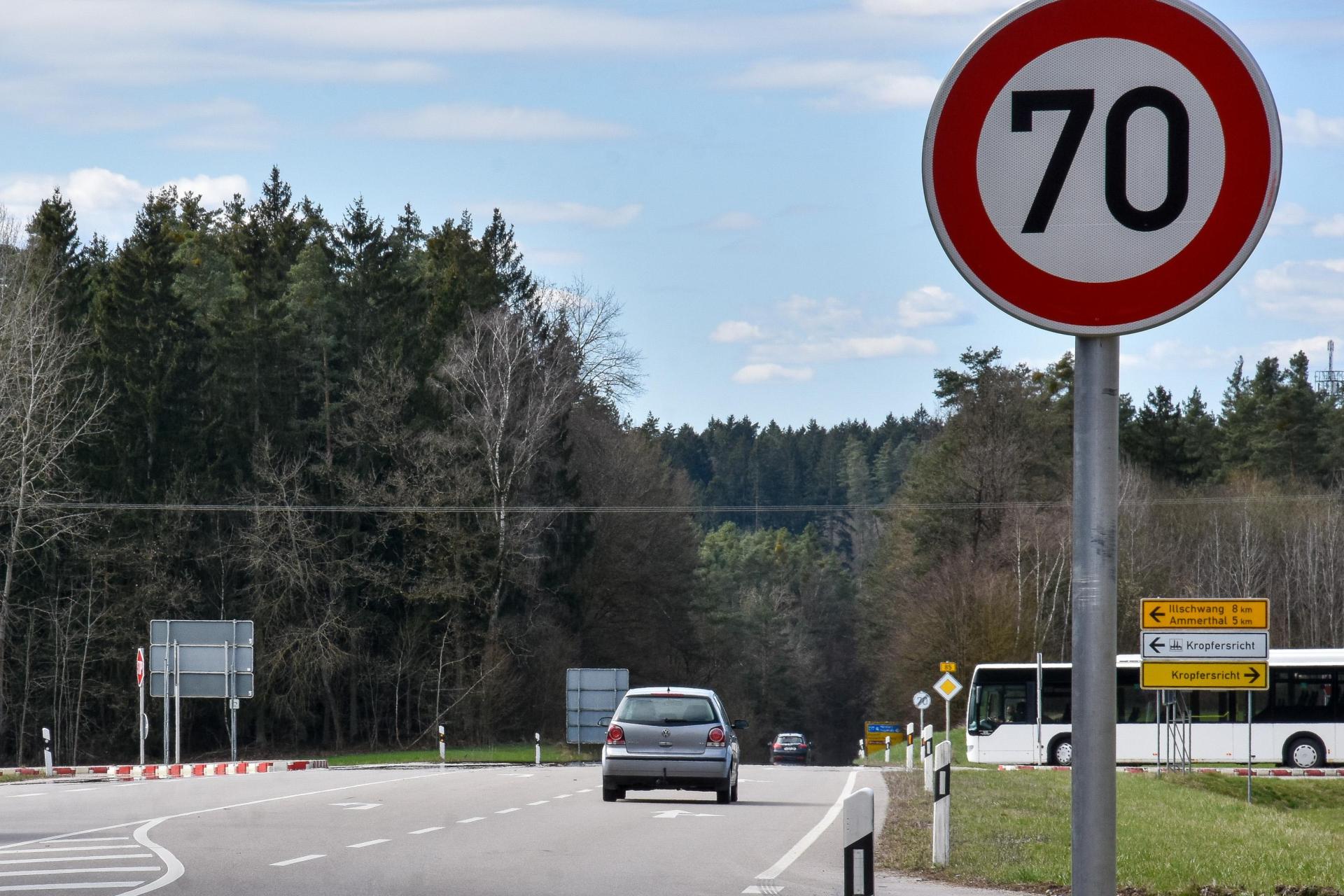 Auf der B85 wurde die Geschwindigkeit auf der Höhe von Kropfersricht bei Sulzbach-Rosenberg, auf 70km/h beschränkt. (Bild: Stephan Huber)