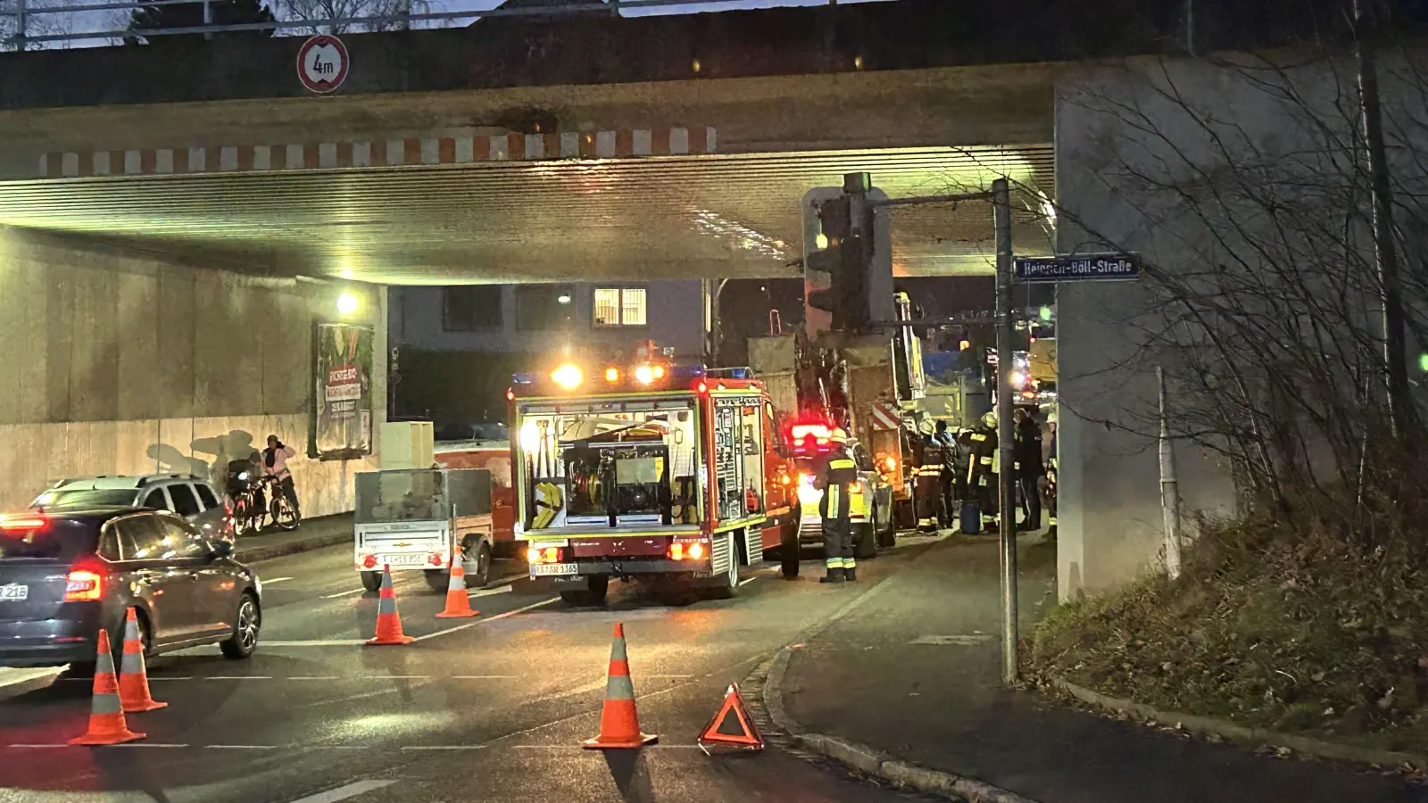 Ein Bagger auf einem Tieflader war am frühen Montagnachmittag zu hoch für Eisenbahn-Unterführung an der Hofgartenstraße. Dort verkeilte sich das Gespann. Der Bahnverkehr wurde daraufhin kurze Zeit eingestellt. (Bild: Andreas Royer)