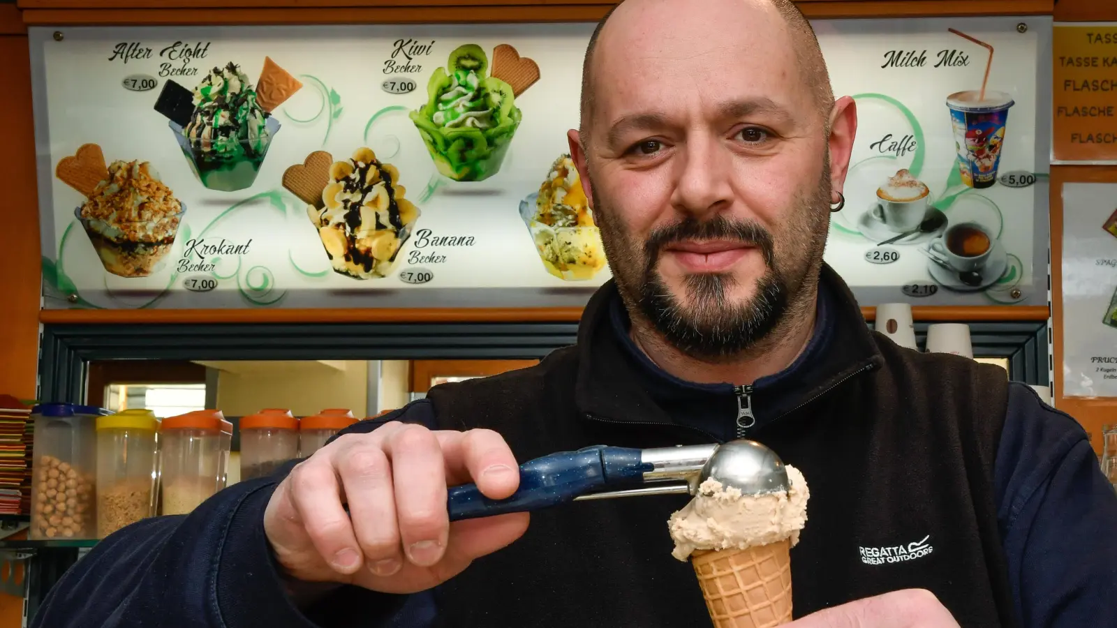 Sieben Jahre lang war Simone Bittus Chef von „Eis Europa” in Sulzbach-Rosenberg. Nun will er sich beruflich weiterentwickeln – dazu verlässt er mit seiner Familie die Stadt und geht nach Oberbayern. (Archivbild: Petra Hartl)