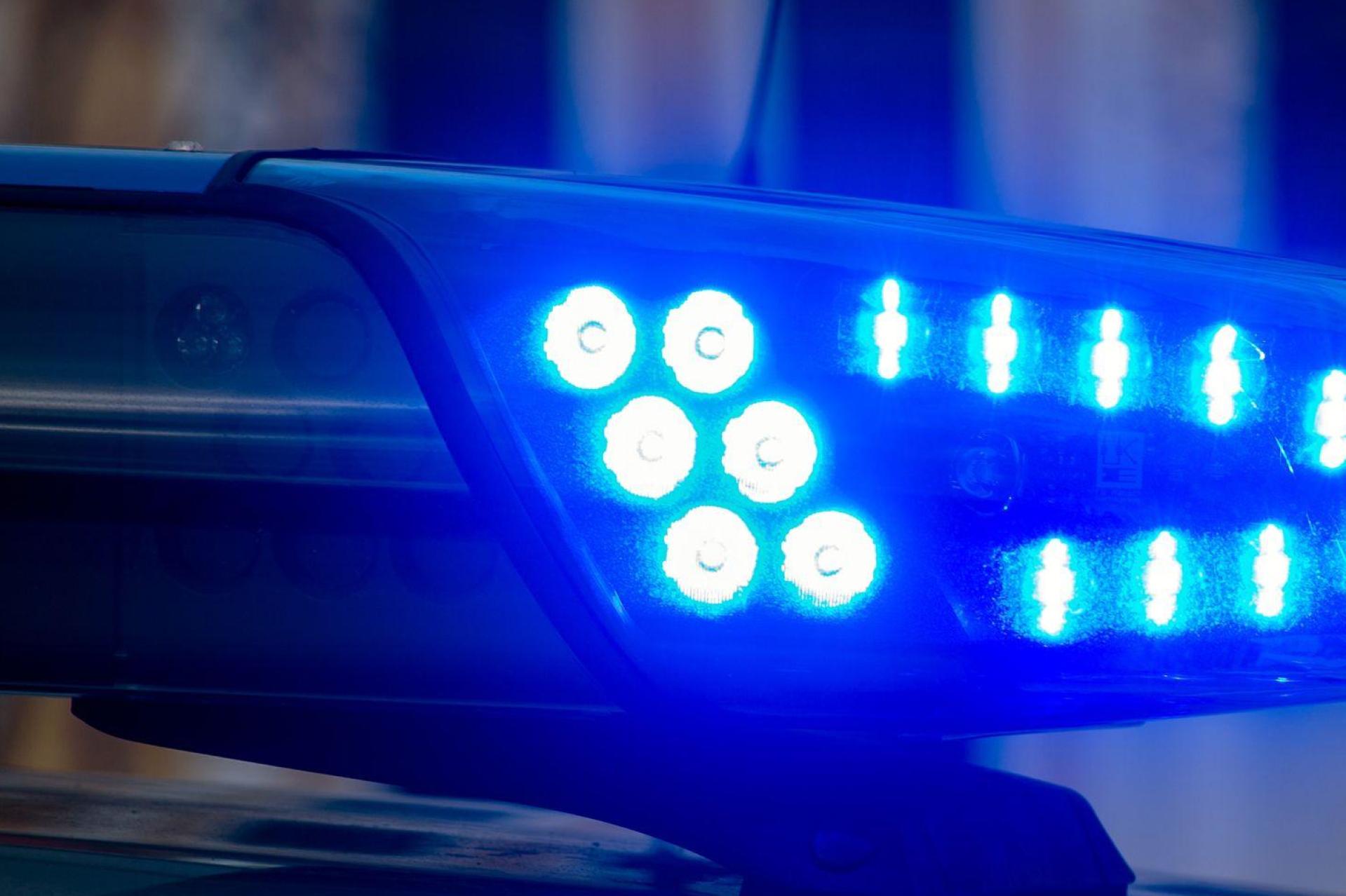 Ein 45-jähriger Autofahrer rutscht auf der B 299 bei Ursensollen wegen Eisglätte von der Fahrbahn und prallt gegen ein Straßenschild. Er wird leicht verletzt ins Krankenhaus gebracht. (Symbolbild: Klaus-Dietmar Gabbert/dpa-Zentralbild/dpa)